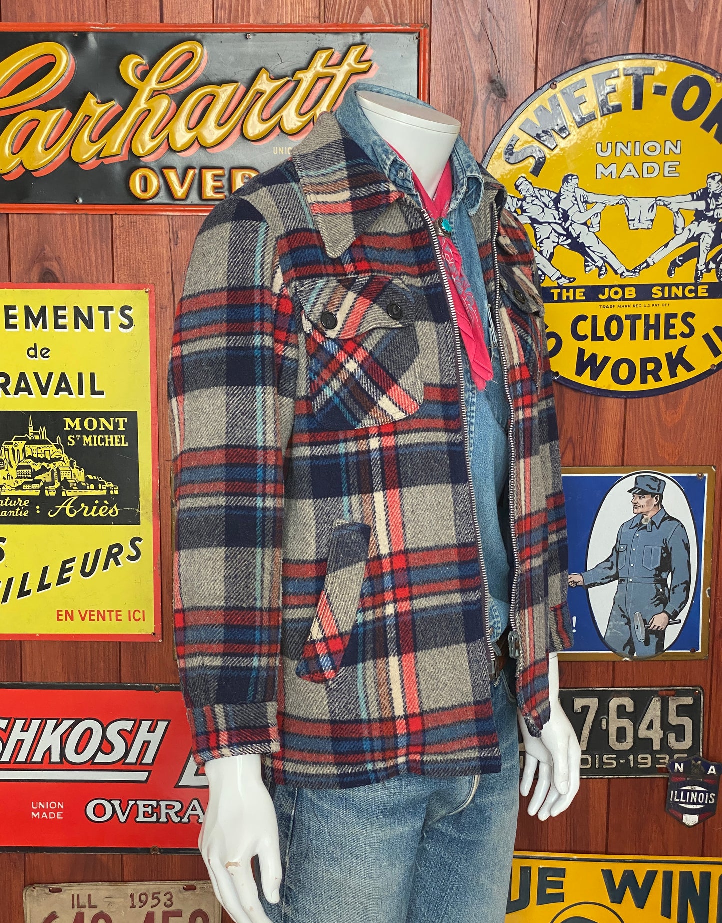 Vintage 70s plaid light coat, size 46 EU - front view. Made in Italy.