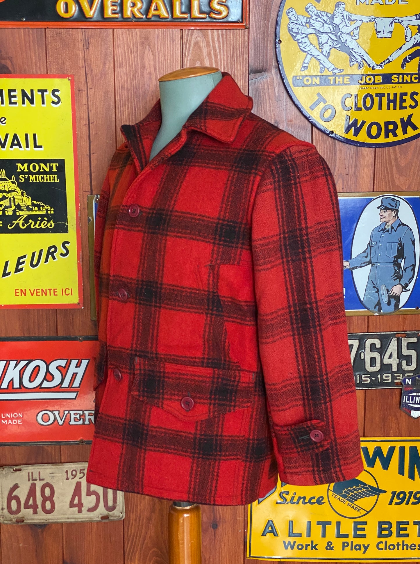 Size Small. Vintage 1940s Sears Roebuck plaid wool hunting jacket