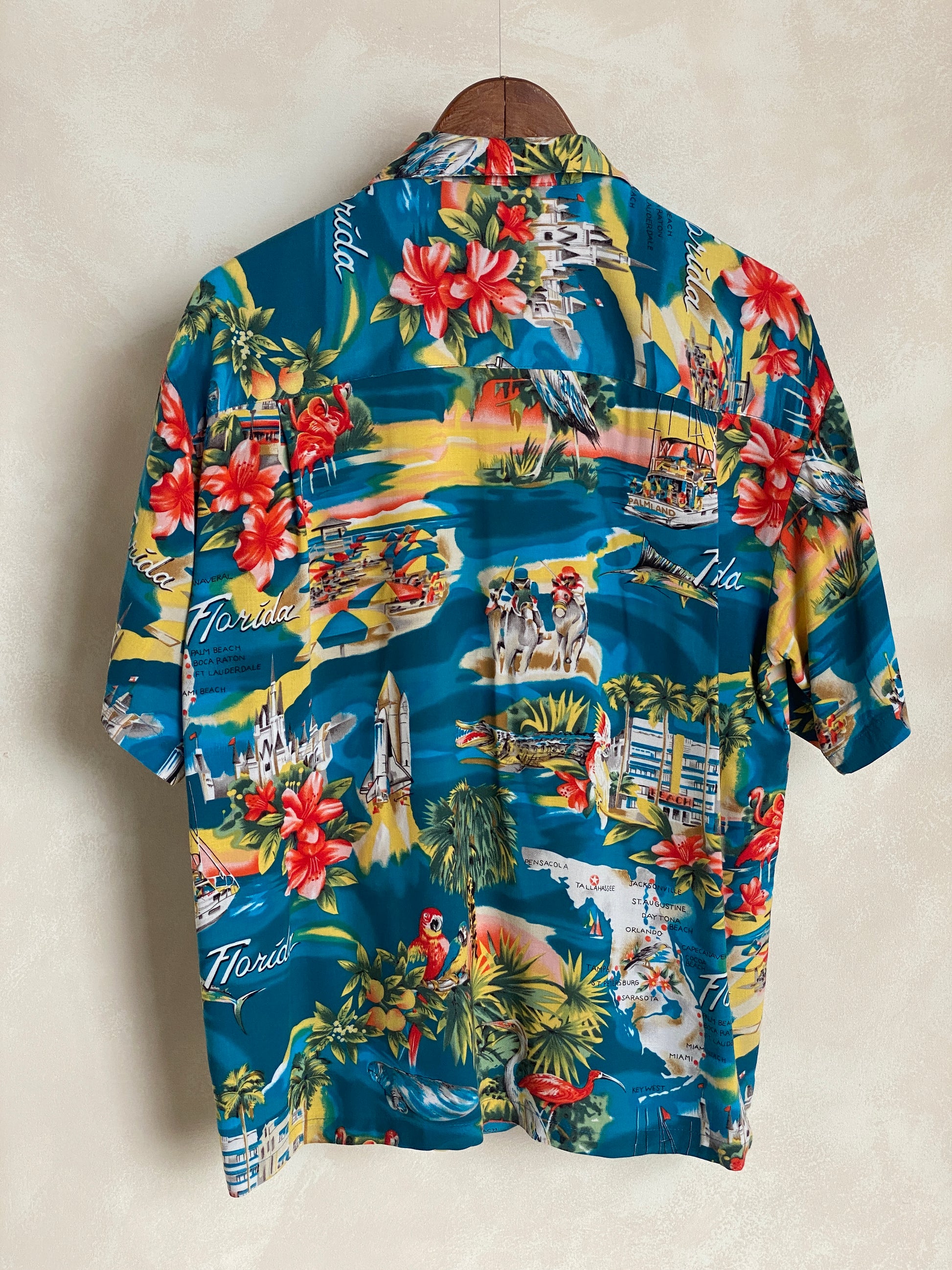 Size Medium. Vintage 90s Hawaiian shirt - USA Vintage Bcn
