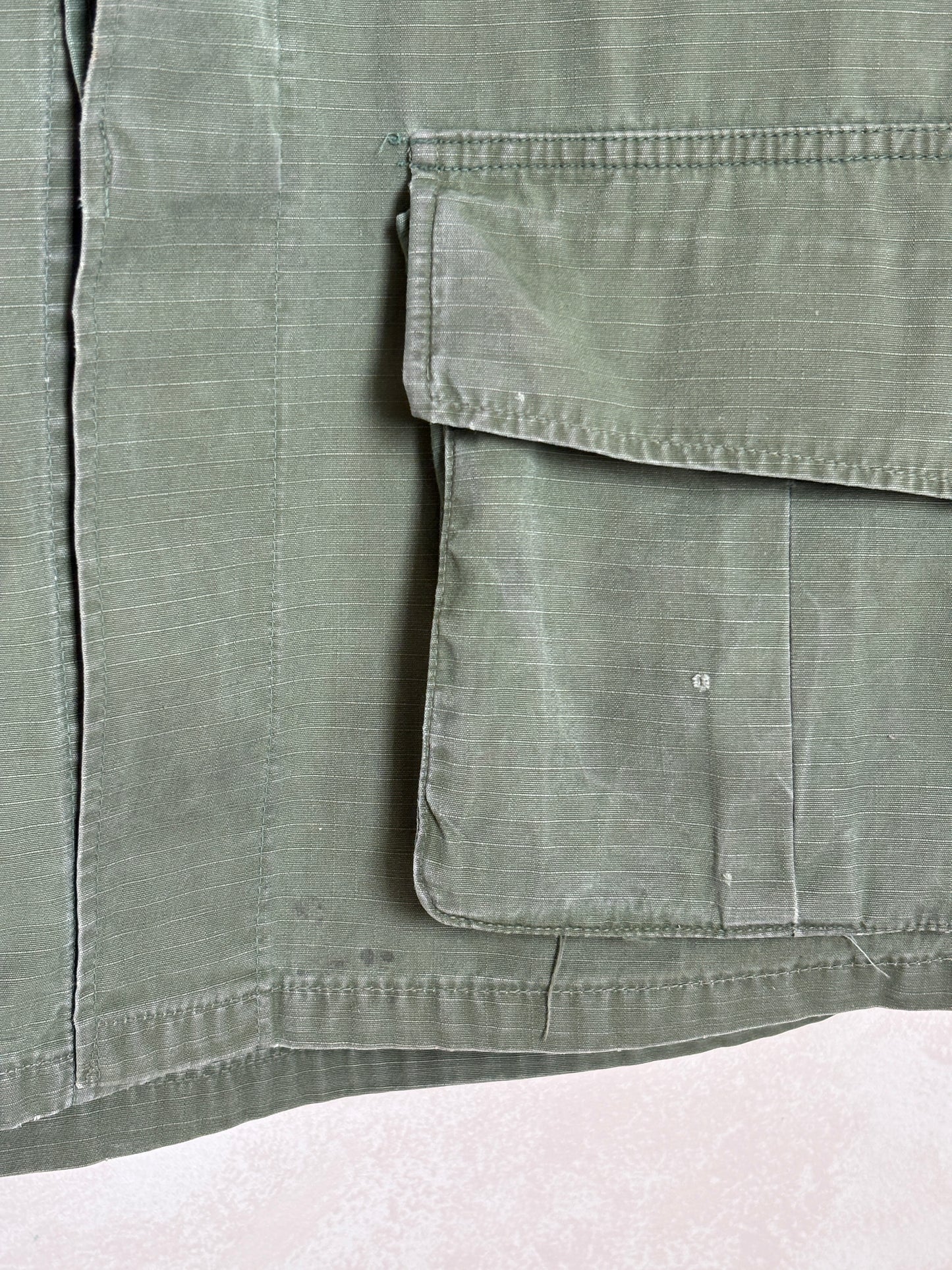 Small Short. Authentic US Army vintage Vietnam jungle jacket. Military