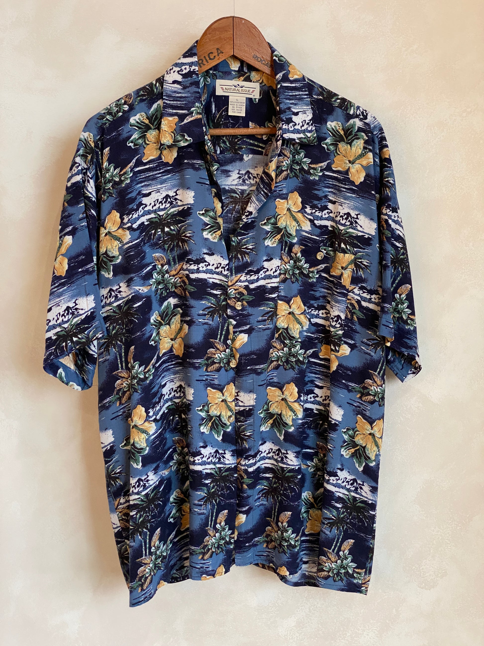 Size Large. Vintage 90s Rayon Hawaiian shirt by Natural Issue - USA Vintage Bcn