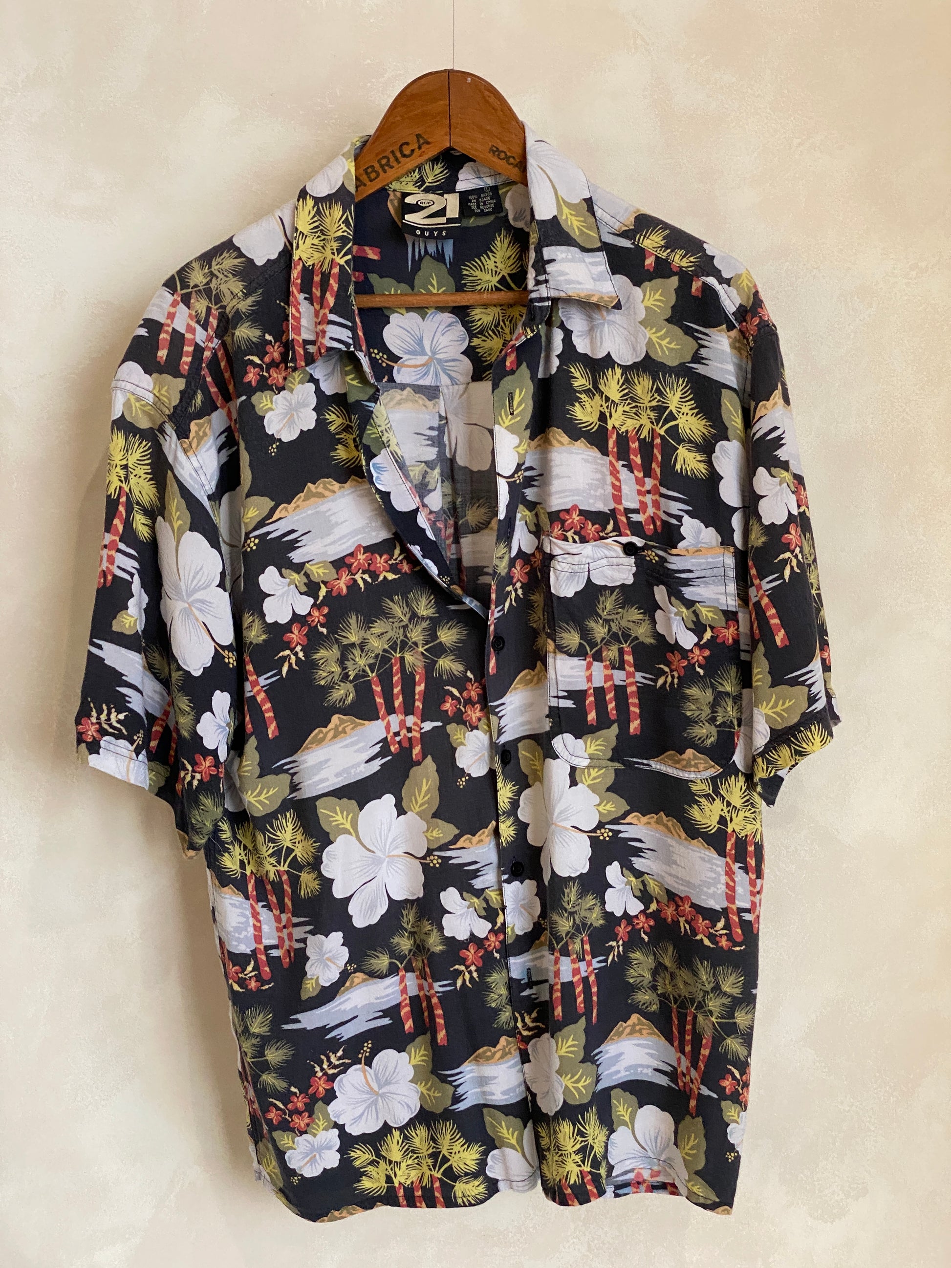 Size Large. Vintage 90s Rayon Hawaiian shirt - USA Vintage Bcn