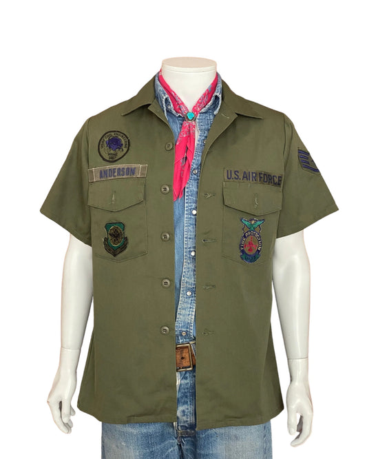 Original vintage military 80s utility shirt OG 507 poly/cotton blend, size M - Authentic military style with durability and classic appeal.
