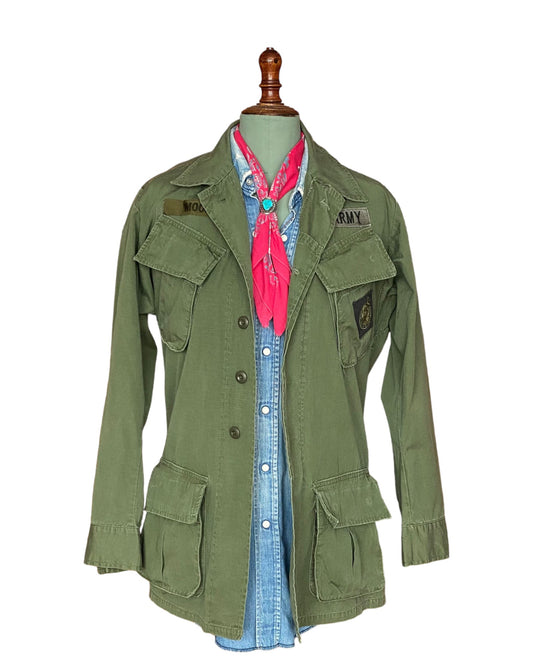 X Small. Authentic 1970 US Army Vintage tropical Vietnam  jungle jacket.