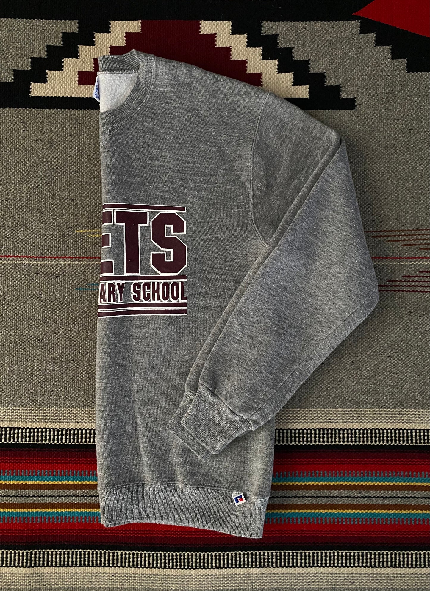 Vintage 80s sweatshirt made by Russell, size M - Retro style with American craftsmanship.