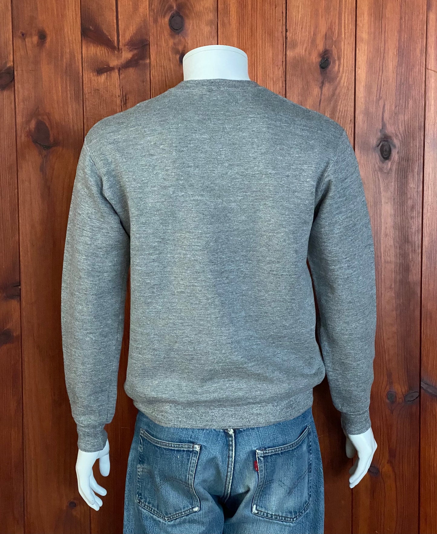 Vintage 80s sweatshirt made by Russell, size M - Retro style with American craftsmanship.