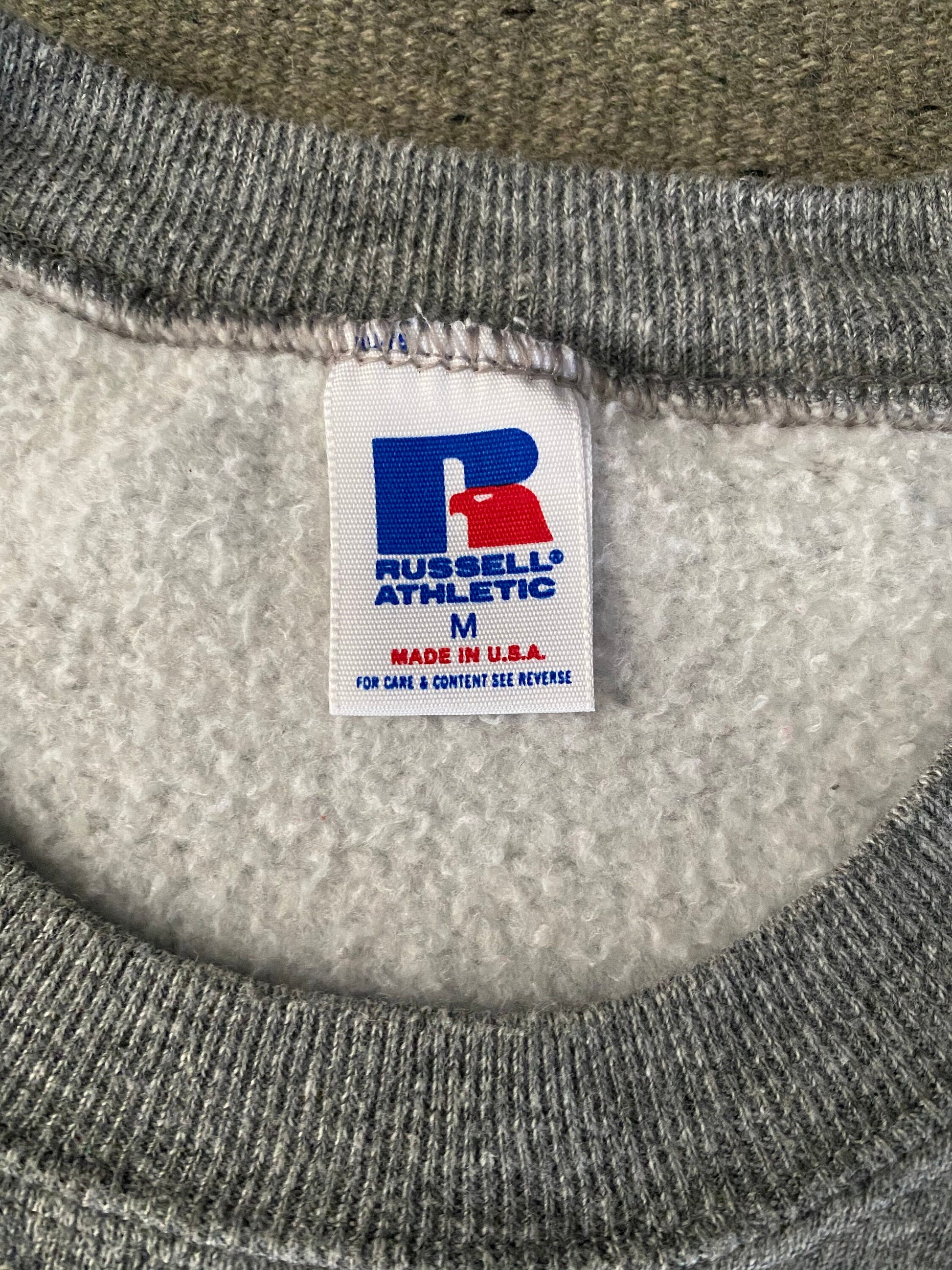 Vintage 80s sweatshirt made by Russell, size M - Retro style with American craftsmanship.