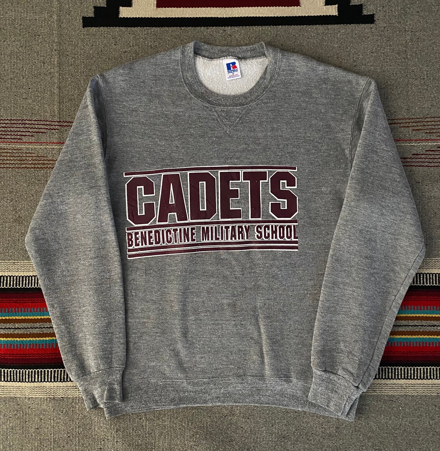 Vintage 80s sweatshirt made by Russell, size M - Retro style with American craftsmanship.