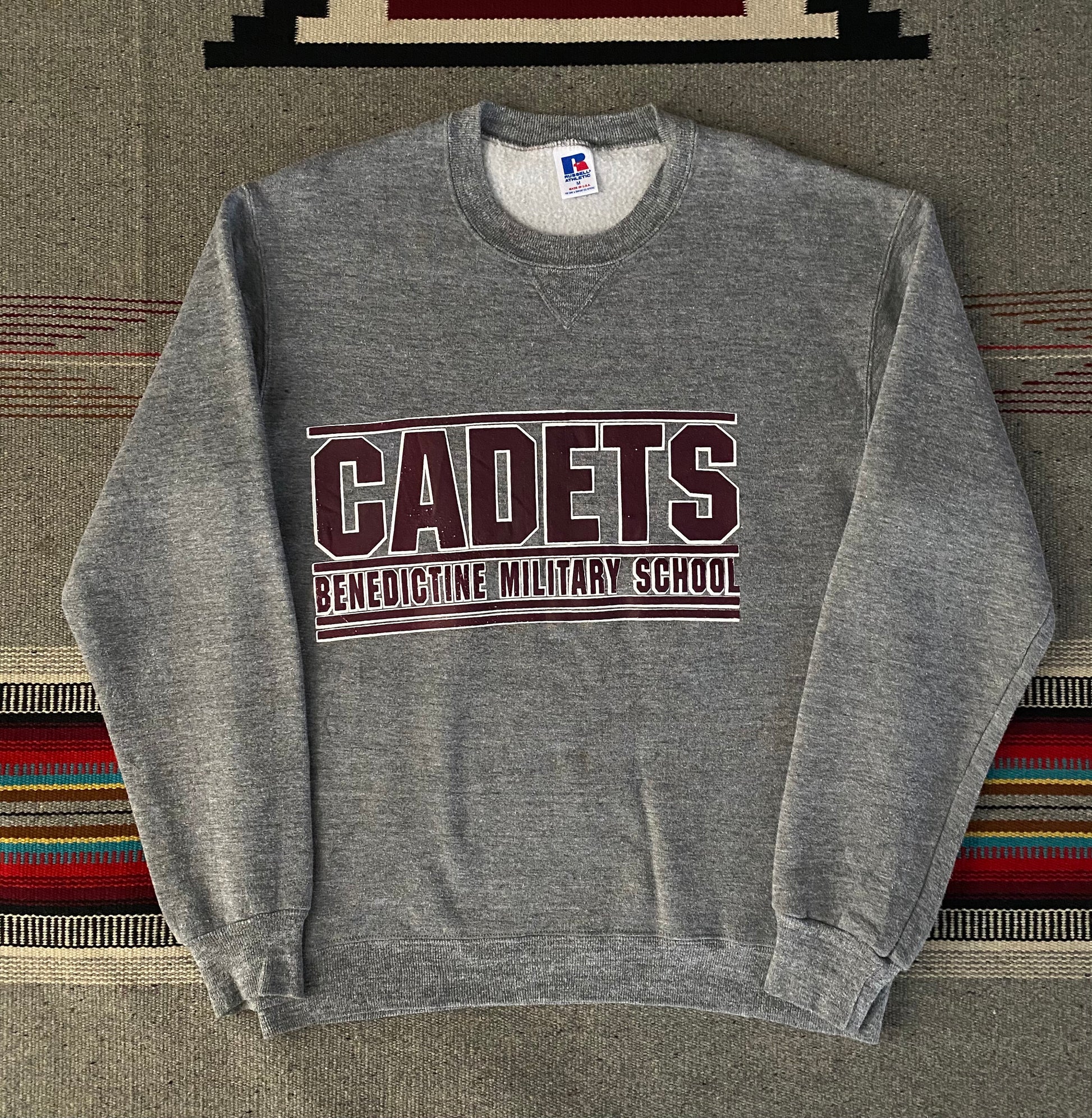 Vintage 80s sweatshirt made by Russell, size M - Retro style with American craftsmanship.