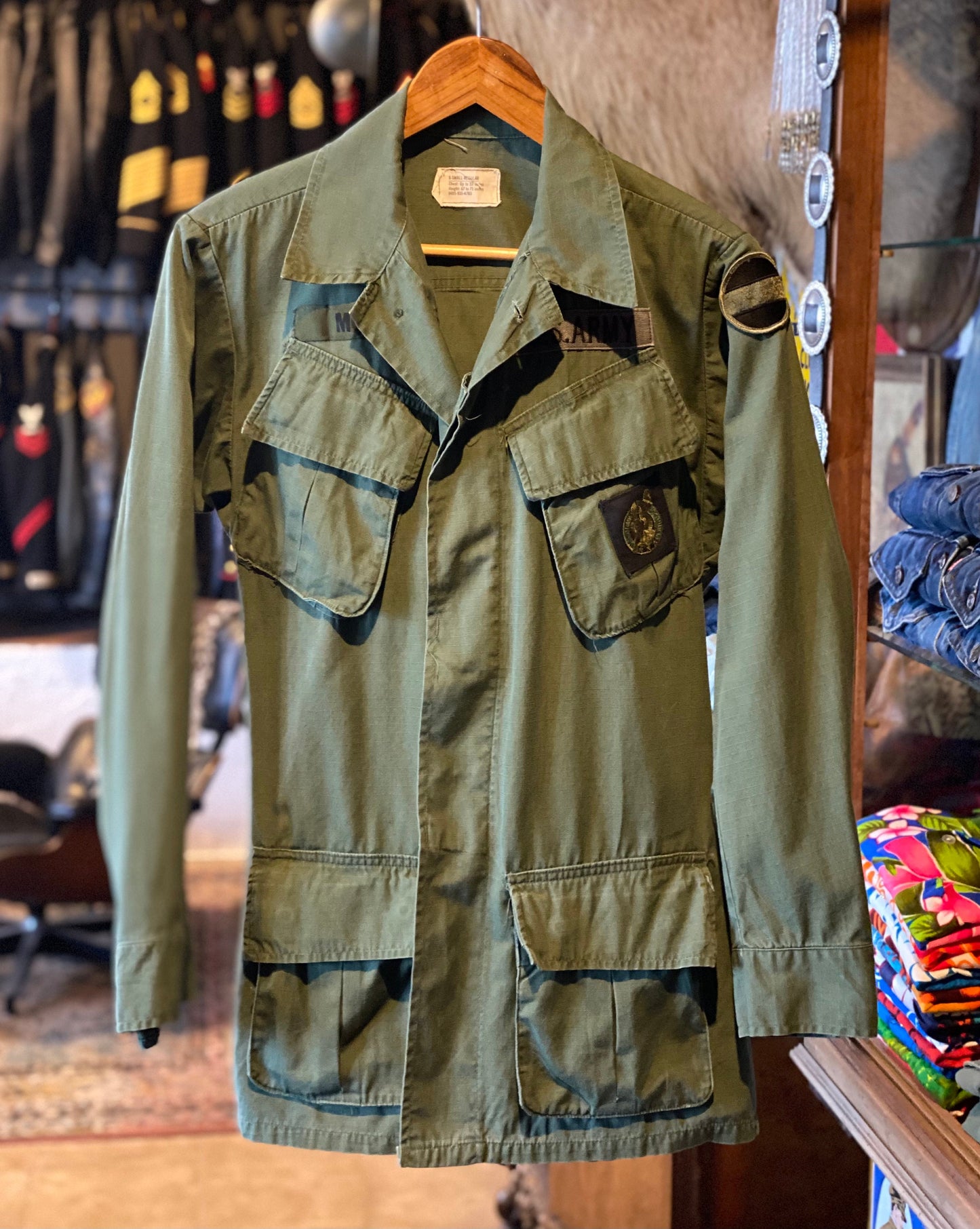 X Small. Authentic 1970 US Army Vintage tropical Vietnam  jungle jacket.