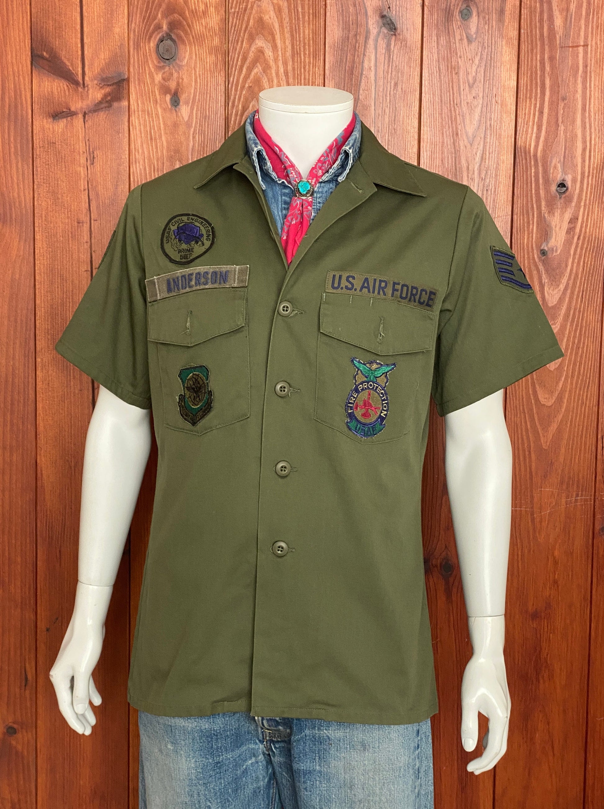 Original vintage military 80s utility shirt OG 507 poly/cotton blend, size M - Authentic military style with durability and classic appeal.