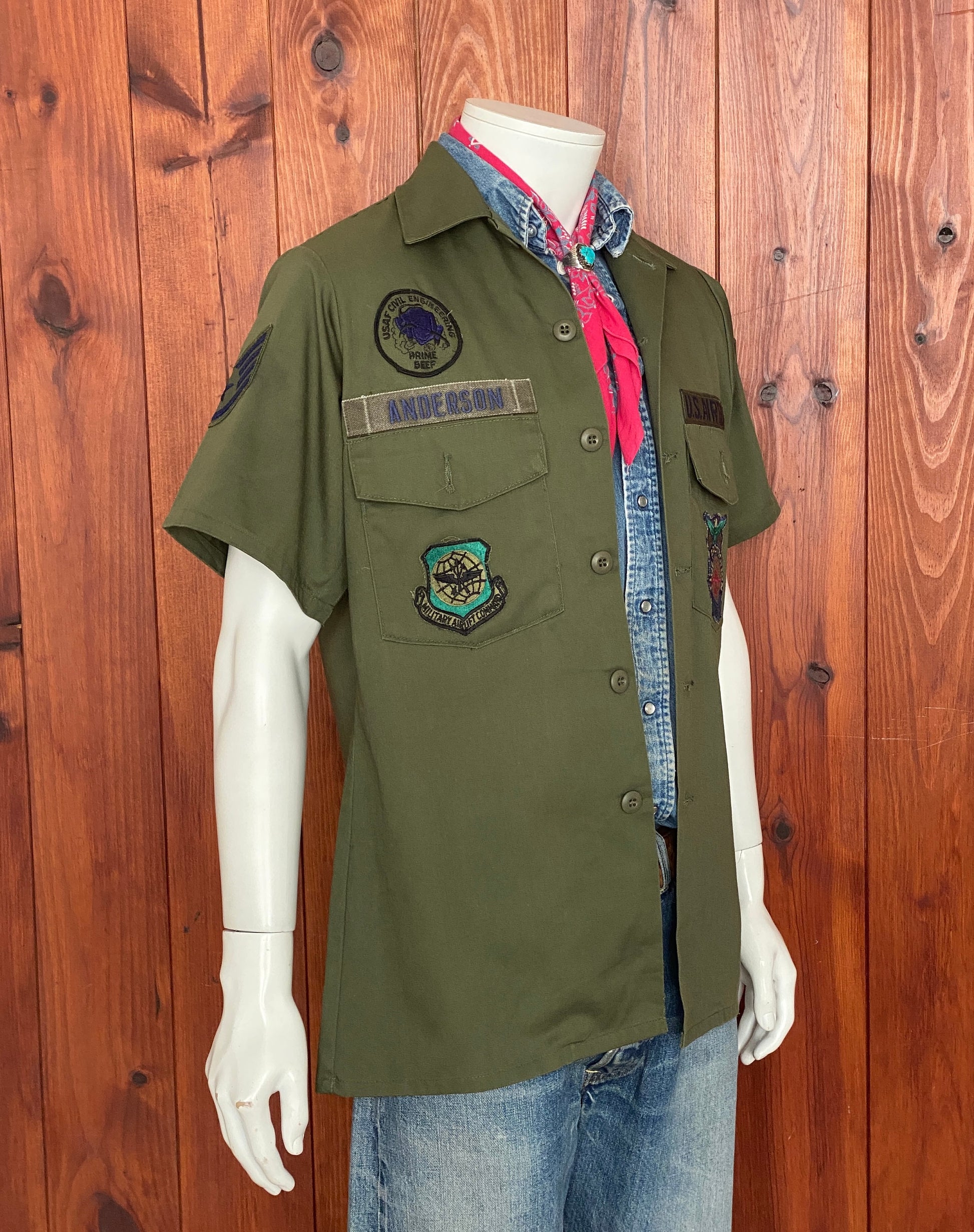 Original vintage military 80s utility shirt OG 507 poly/cotton blend, size M - Authentic military style with durability and classic appeal.