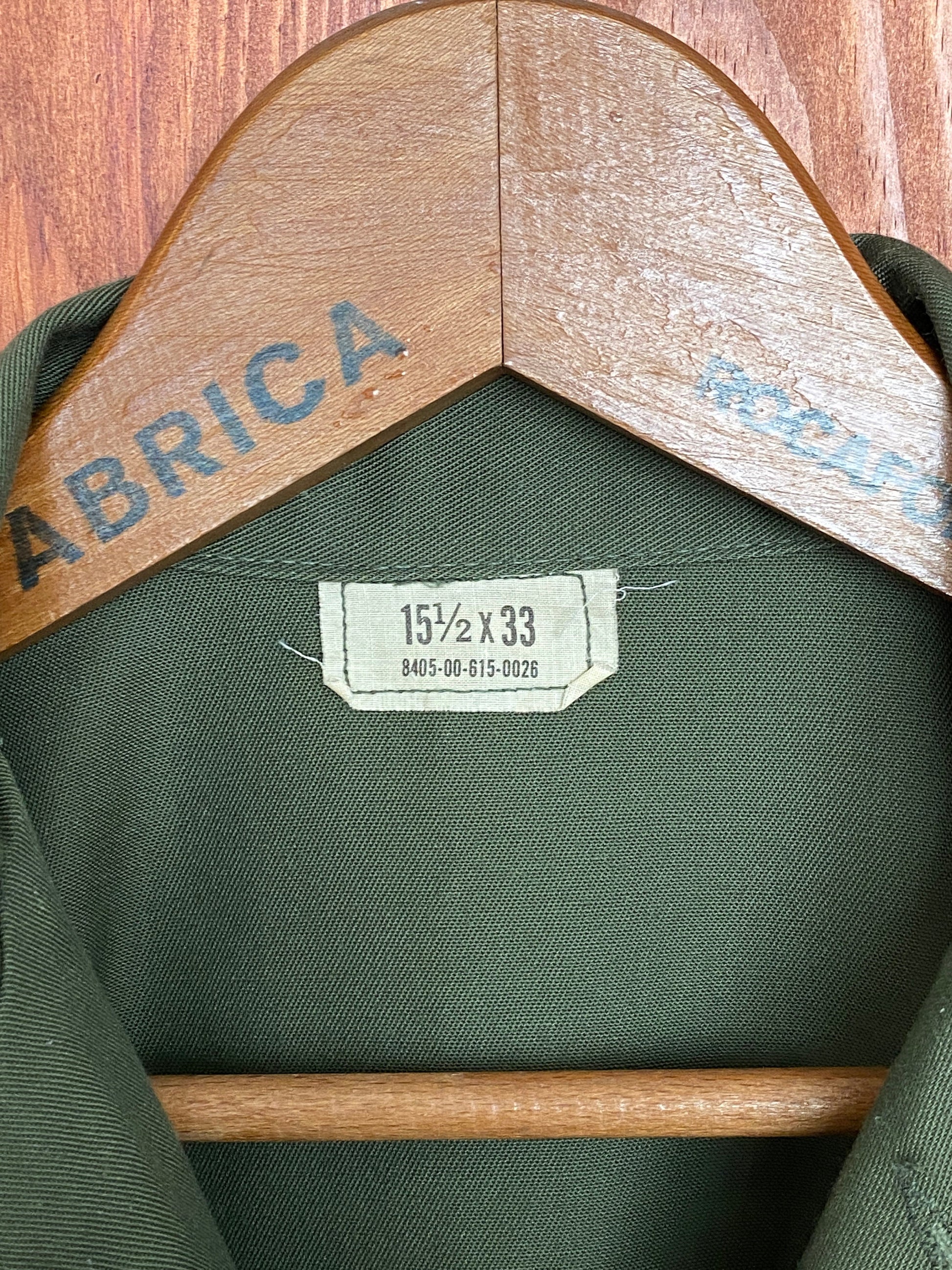 Original vintage military 80s utility shirt OG 507 poly/cotton blend, size M - Authentic military style with durability and classic appeal.