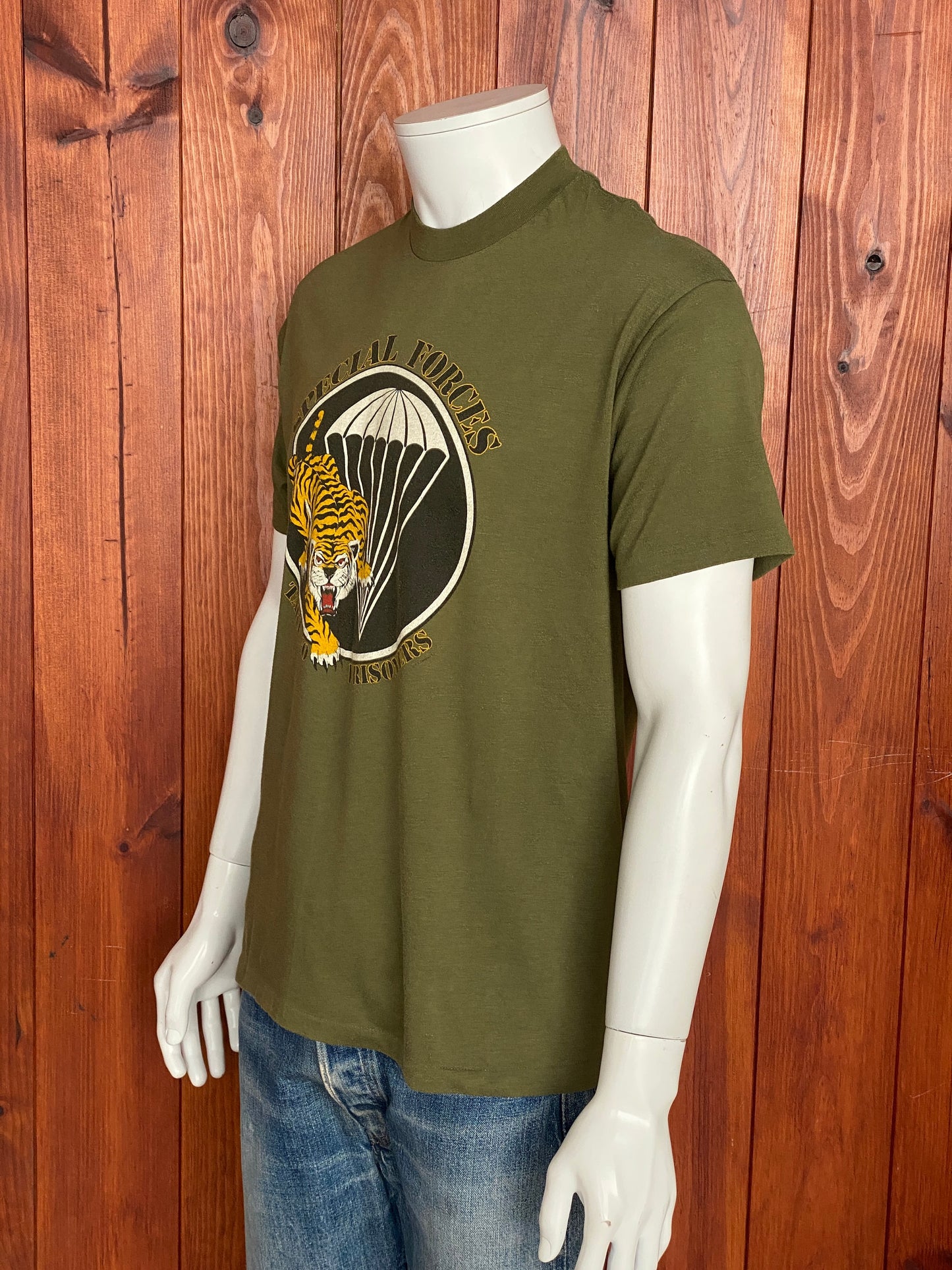 Size XL. Made In USA Special forces vintage 80s T shirt Made by commando Military design