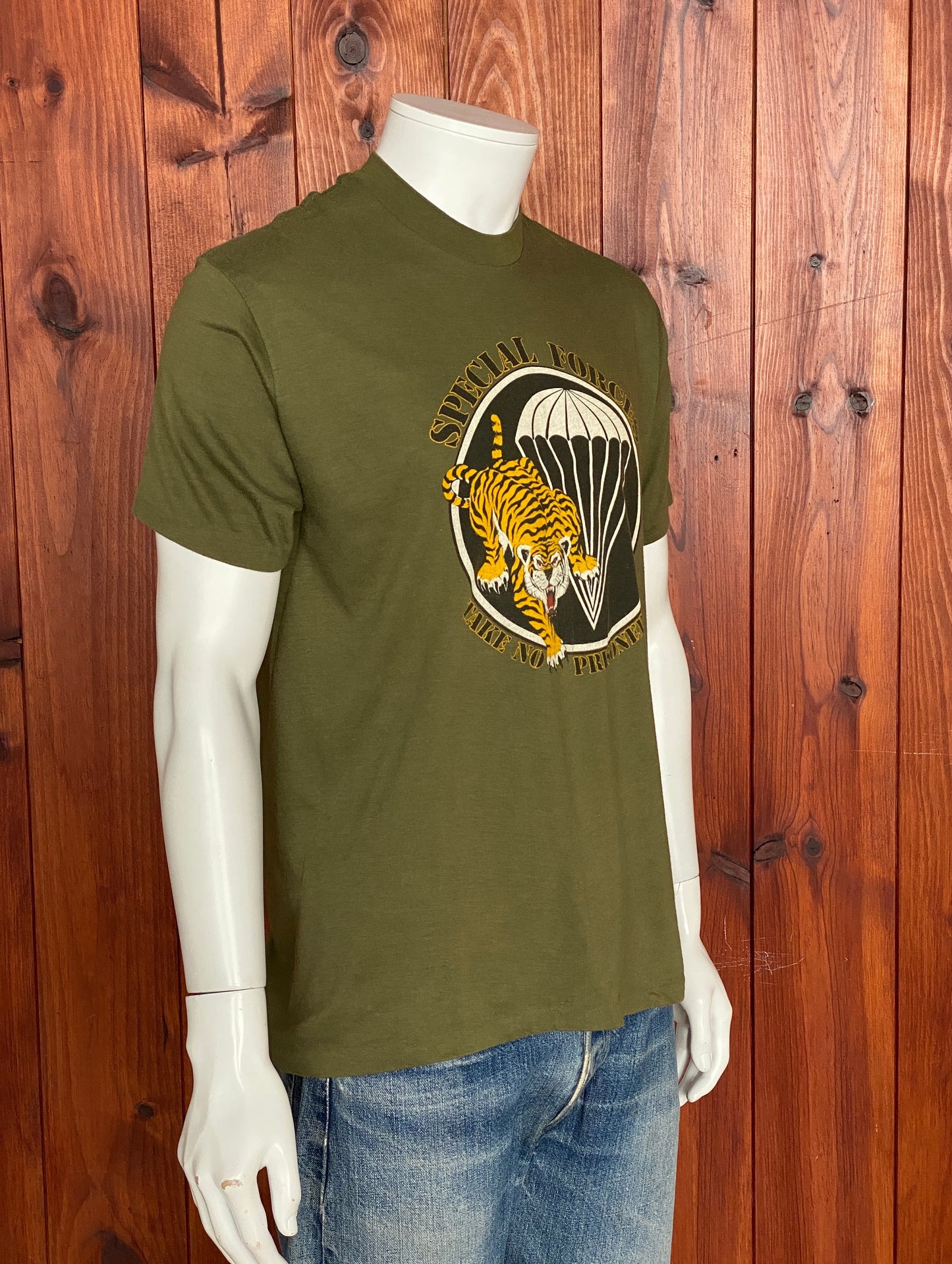 Size XL. Made In USA Special forces vintage 80s T shirt Made by commando Military design