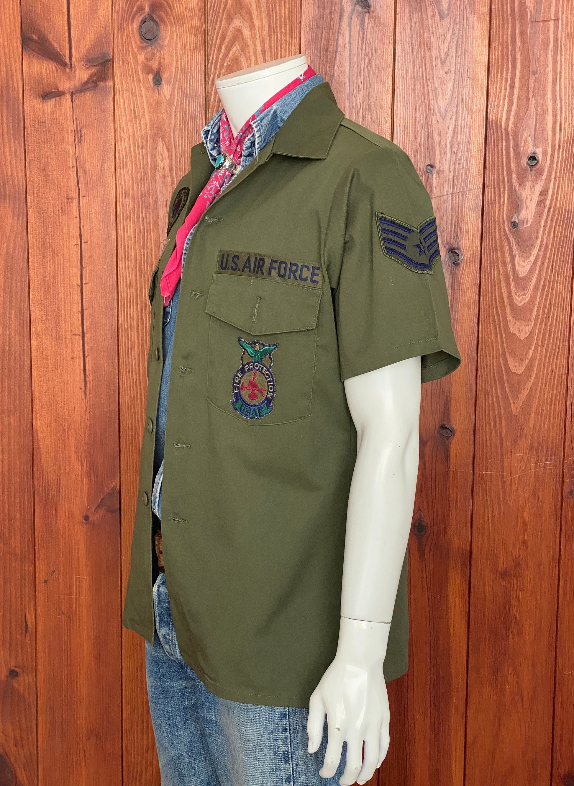 Original vintage military 80s utility shirt OG 507 poly/cotton blend, size M - Authentic military style with durability and classic appeal.