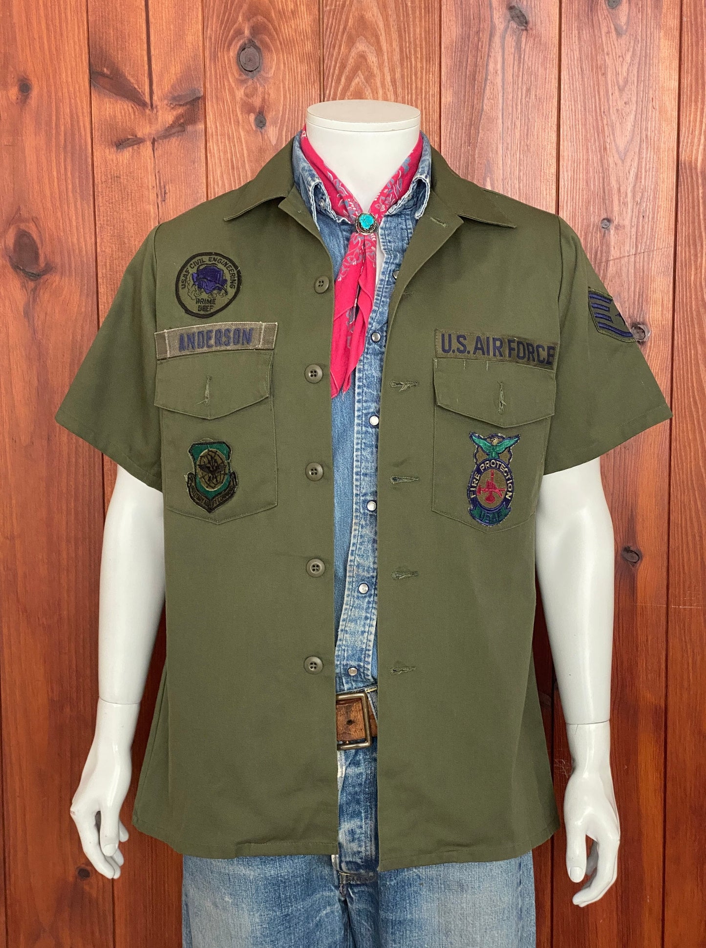 Original vintage military 80s utility shirt OG 507 poly/cotton blend, size M - Authentic military style with durability and classic appeal.