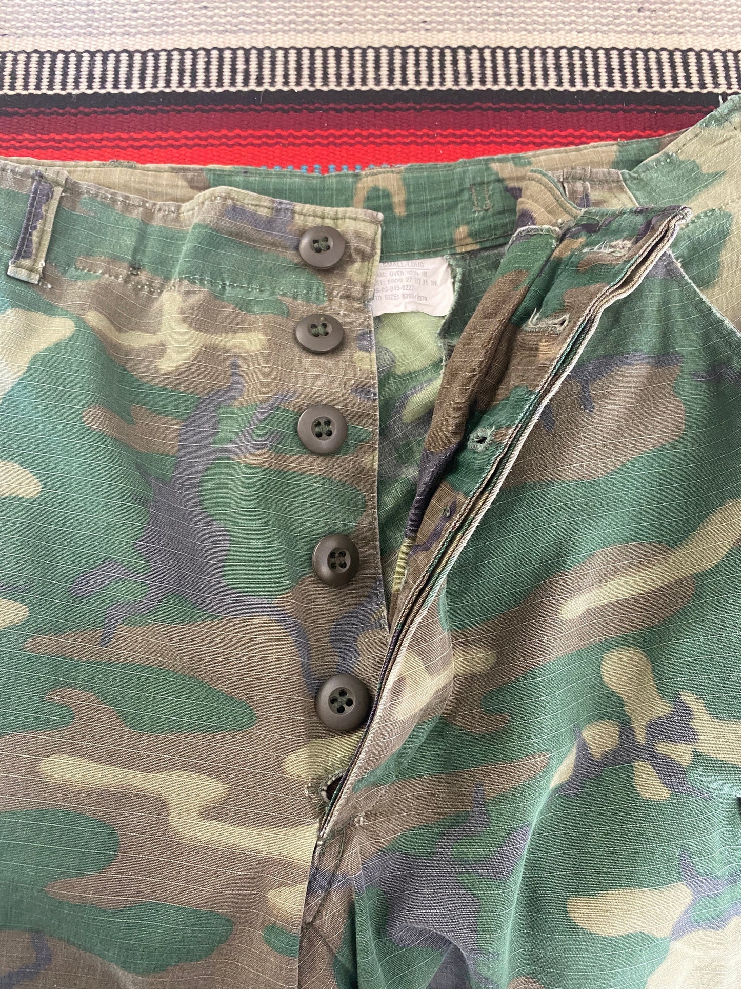 Small long. Authentic US Army 1977  camouflage jungle pants.