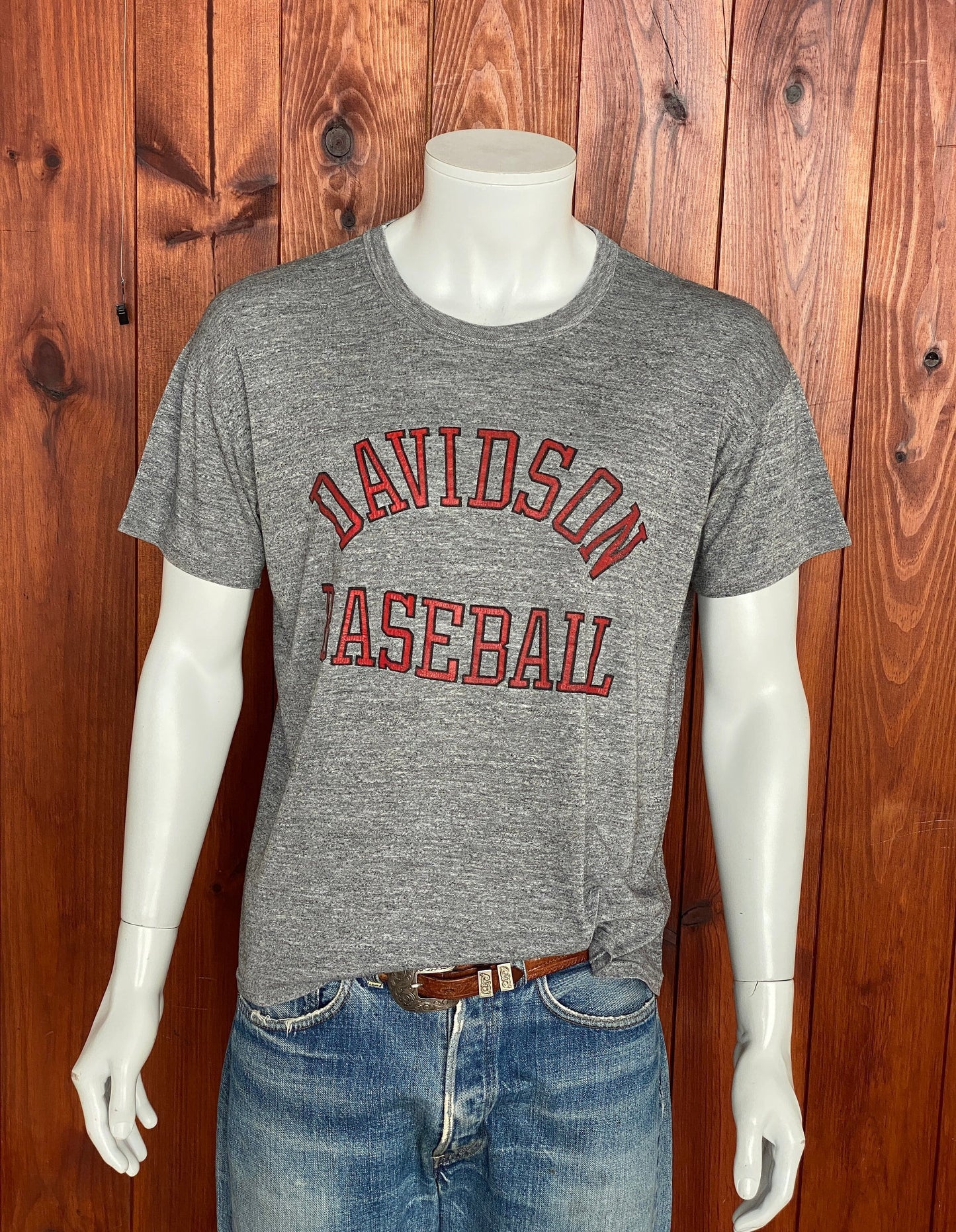 X Large. Vintage 50/50 cotton 80s t shirt Made In USA