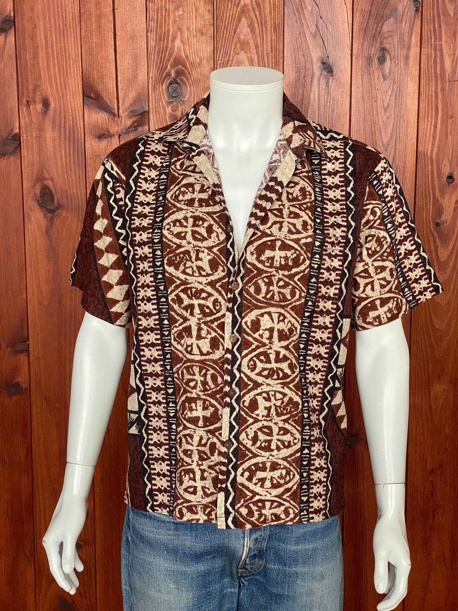 Vintage 60s Hawaiian cotton shirt made in Hawaii, size M - Tropical style and breezy comfort for your wardrobe.
