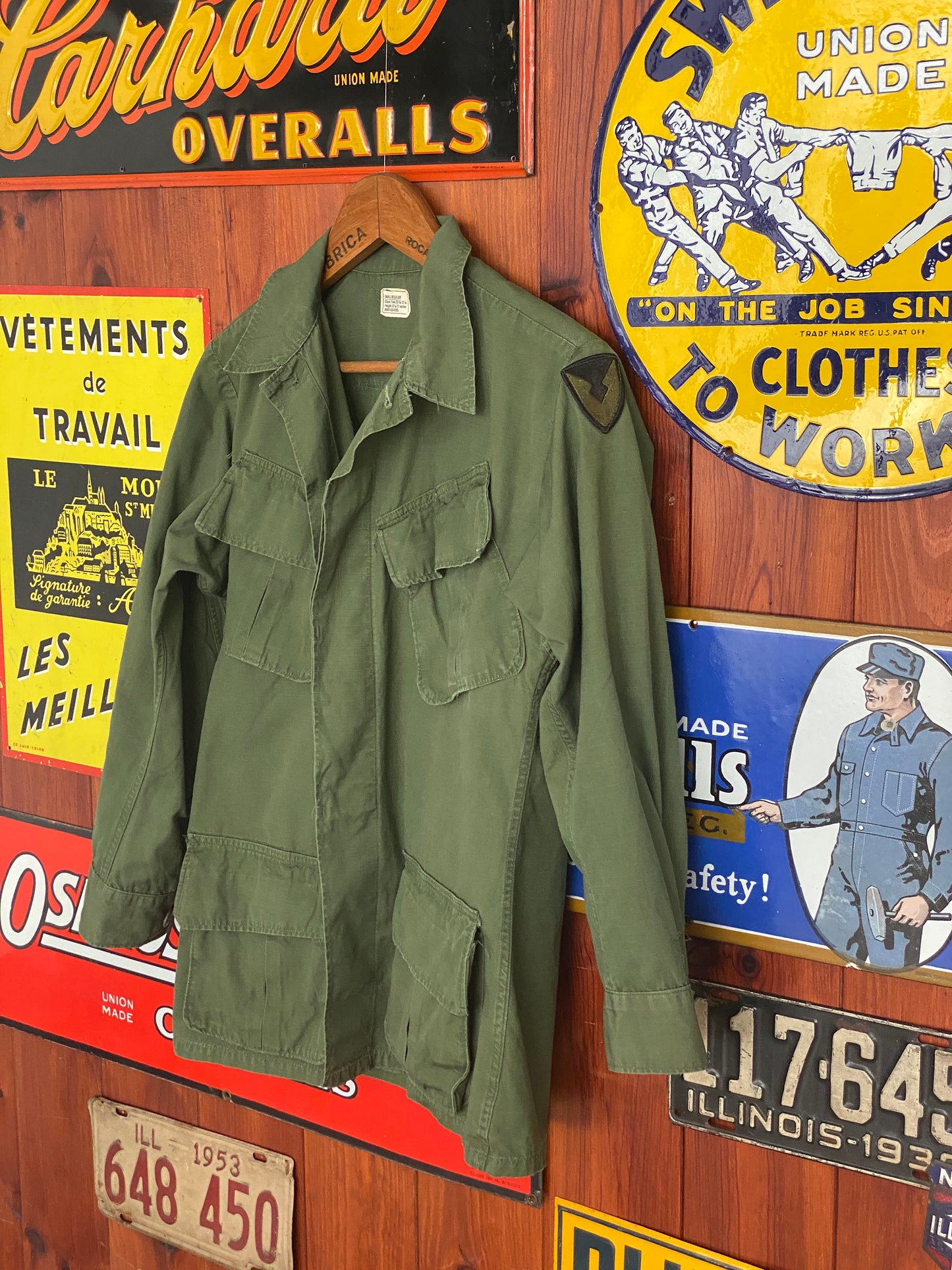 Small Reg. Authentic 1969 US Army Vintage tropical Vietnam  jungle jacket.