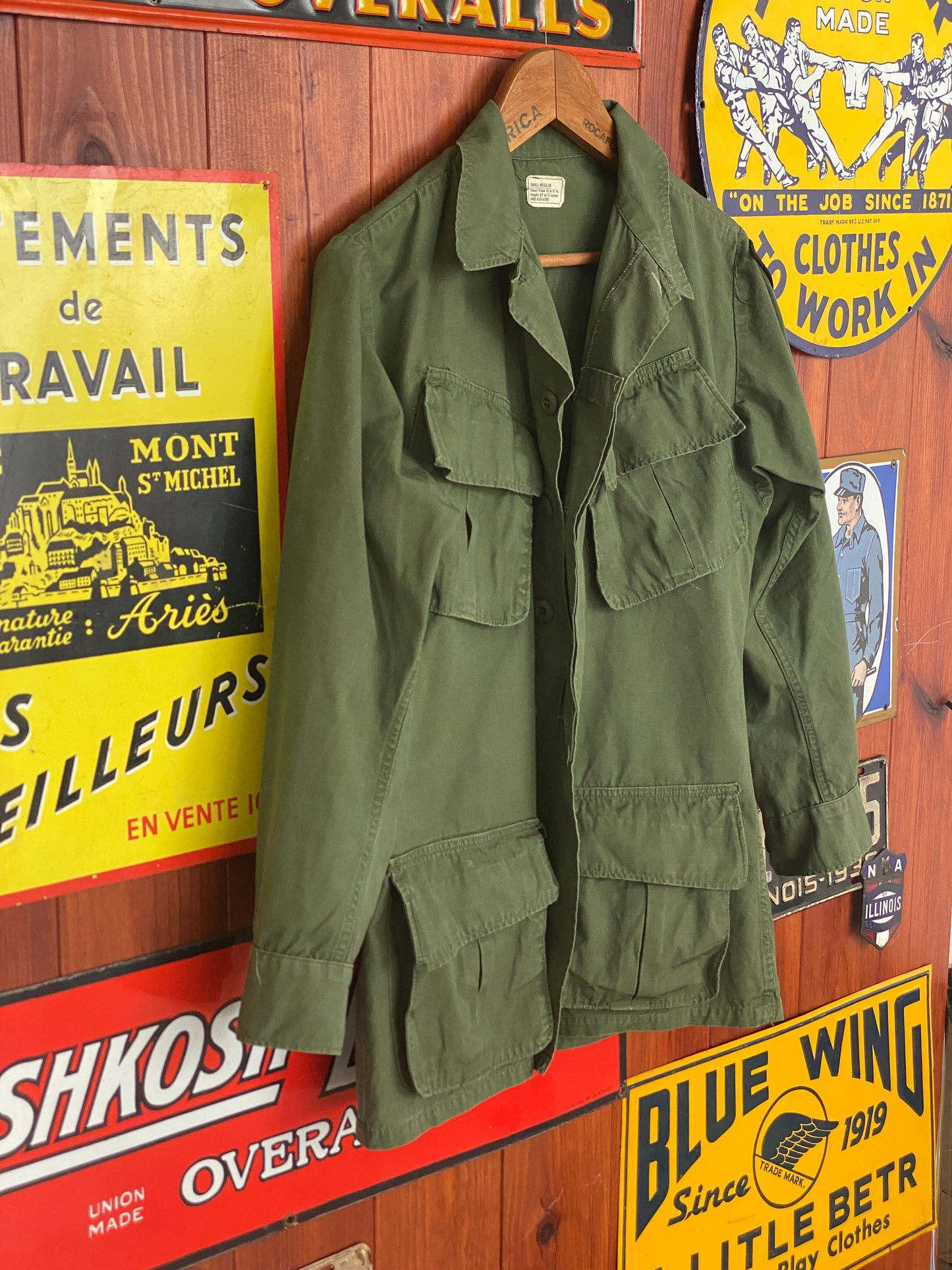Small Reg. Authentic 1969 US Army Vintage tropical Vietnam  jungle jacket.