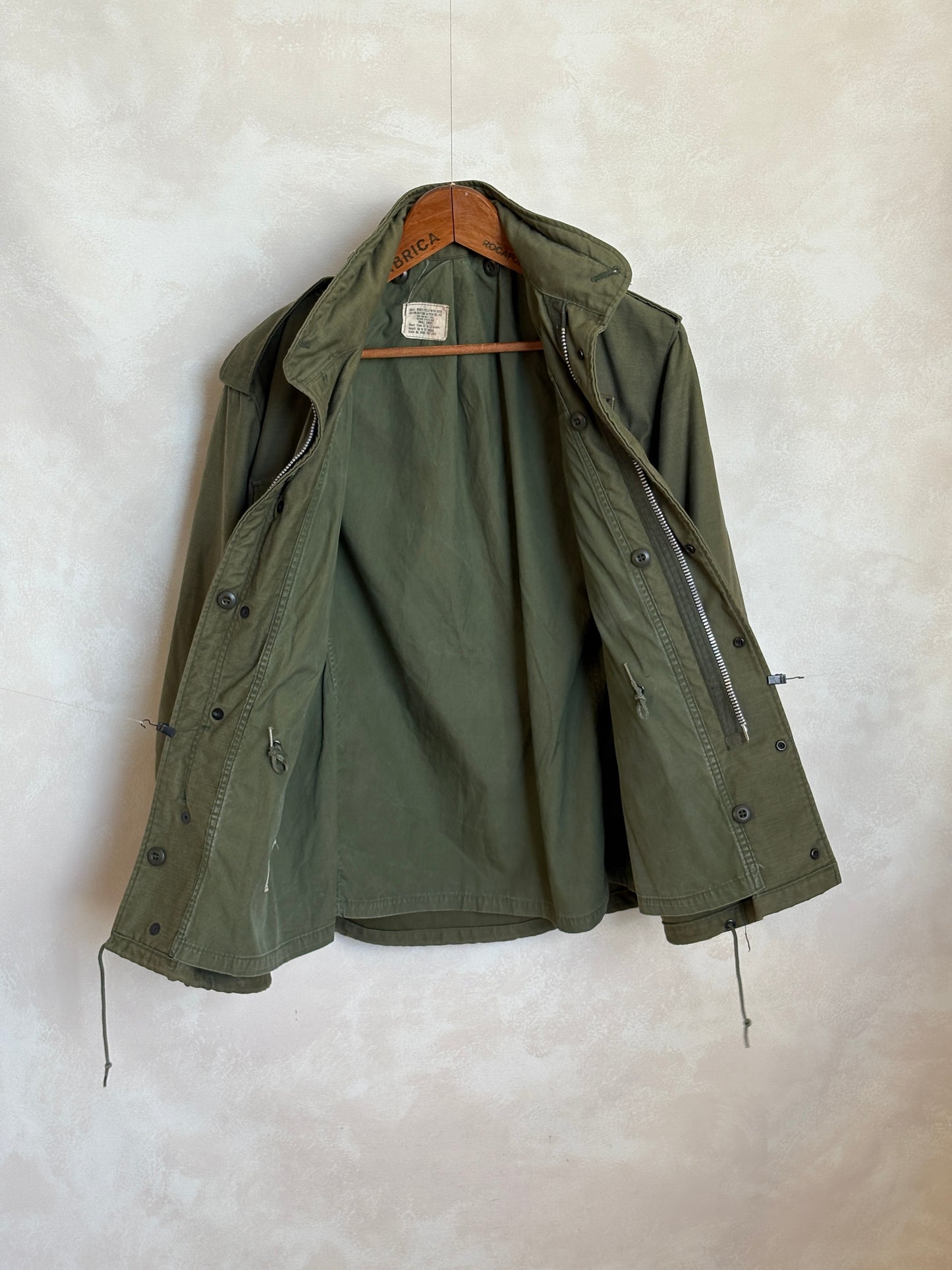 Small short. Authentic 1969 US Army M-65 field jacket Military
