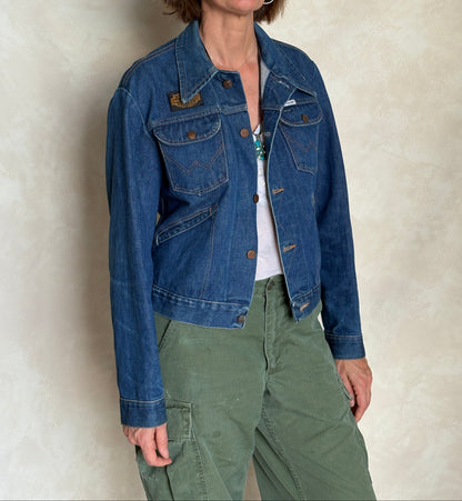 Size 36US / 46EU . Vintage 80s Wrangler Denim Jacket – 4 Pockets – Made in USA -Harley patch-AJ357 Studio