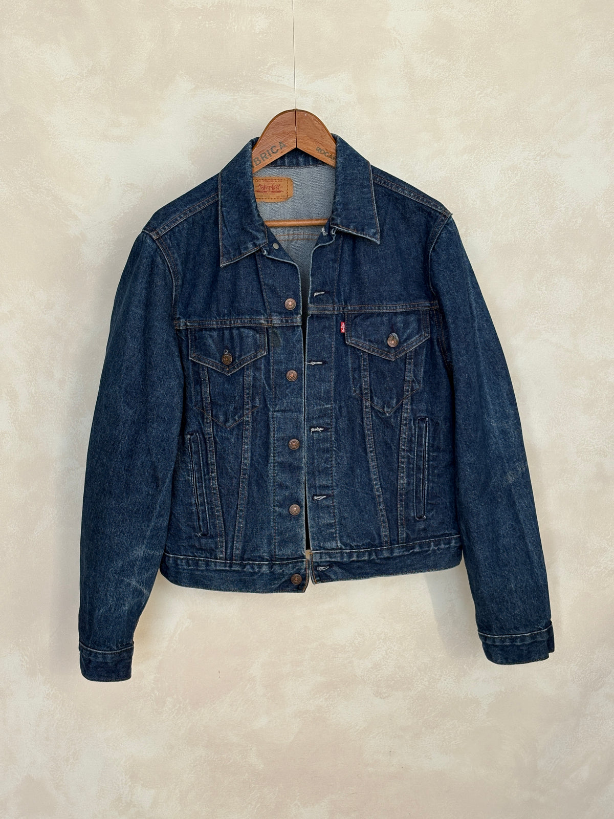Size 42US / 52EU. Levis 70505 – Vintage 80s Levi’s Denim Jacket – 4 Pockets – Made in USA-AJ357 Studio