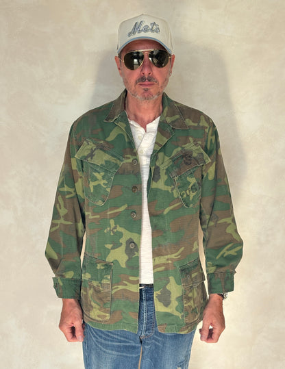 Small Reg. Authentic USMC 1969 US Army vintage Erld camouflage Vietnam jungle jacket. Military-AJ357 Studio