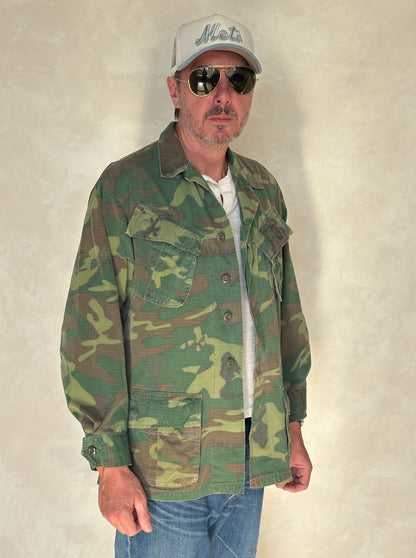 Small Reg. Authentic USMC 1969 US Army vintage Erld camouflage Vietnam jungle jacket. Military-AJ357 Studio