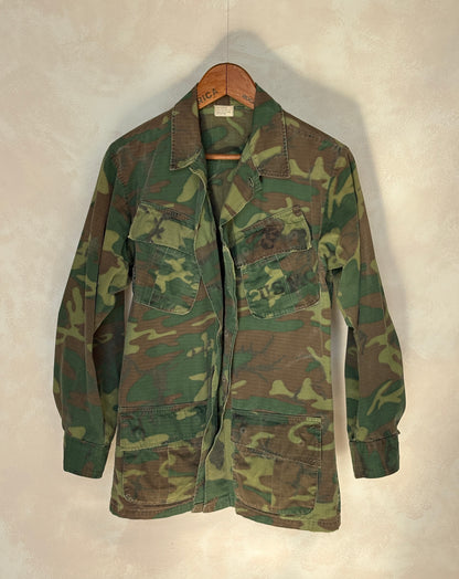 Small Reg. Authentic USMC 1969 US Army vintage Erld camouflage Vietnam jungle jacket. Military-AJ357 Studio