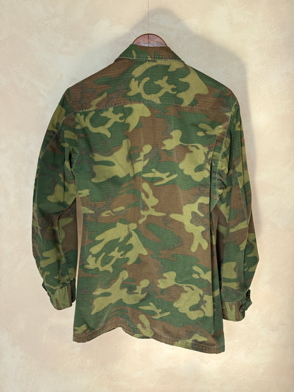 Small Reg. Authentic USMC 1969 US Army vintage Erld camouflage Vietnam jungle jacket. Military-AJ357 Studio