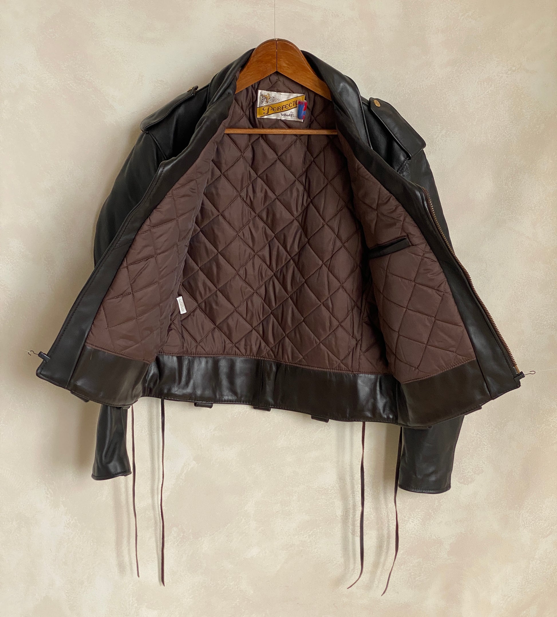 Size 40 USA (50 EU) Vintage New Schott Perfecto leather jacket. Made in USA - USA Vintage Bcn