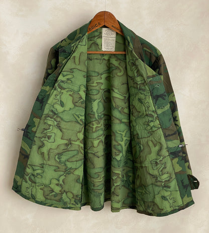 Med Short. Authentic 1977 US Army vintage Erld camouflage jungle jacket.-AJ357 Studio