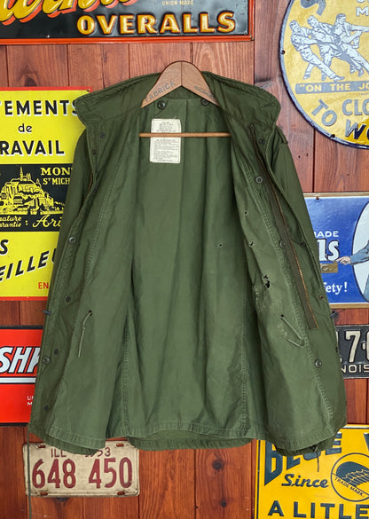 Small. Authentic 1972 Vietnam war era Vintage US Army M-65 OG-107 jacket. Military-AJ357 Studio