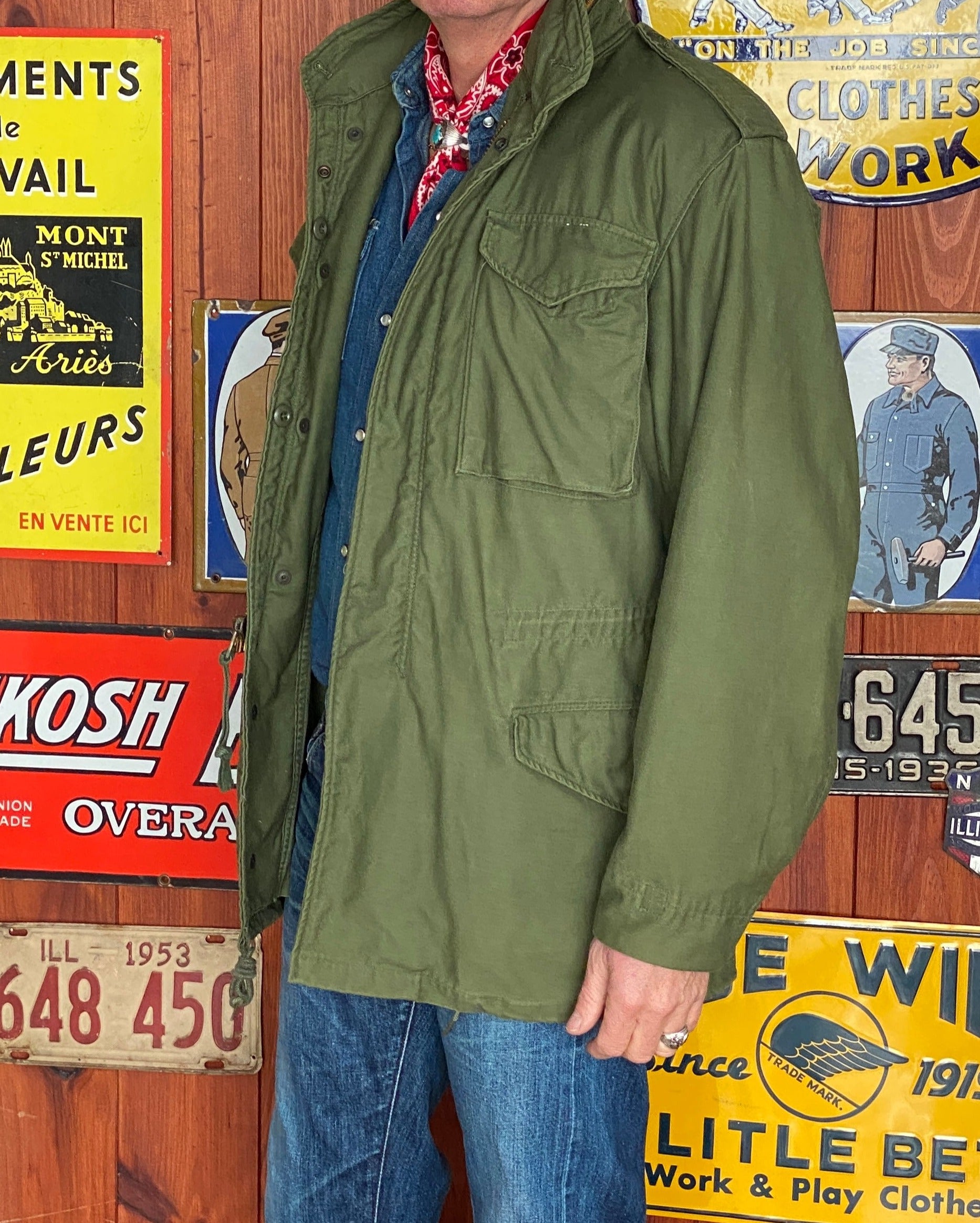 Vintage 1972 Vietnam War era US Army M-65 OG-107 field jacket, size Small.