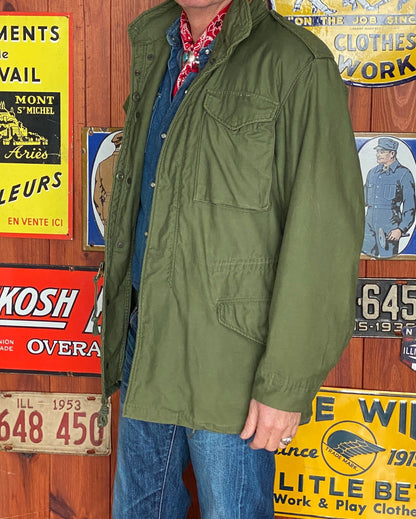 Small. Authentic 1972 Vietnam war era Vintage US Army M-65 OG-107 jacket. Military-AJ357 Studio