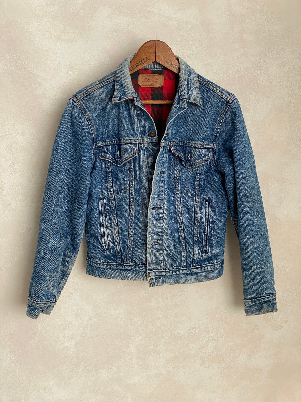 Size 38US / 48EU . 4 pockets Levis denim jacket / Buffalo plaid lining Made in USA-AJ357 Studio