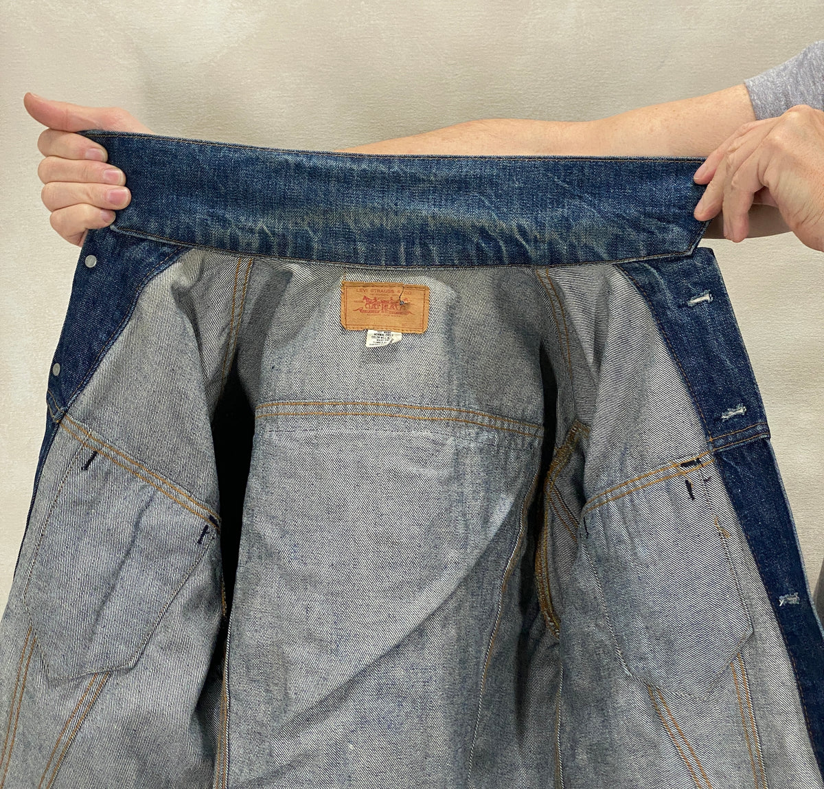 Size 44US / 54EU Guns N Roses Vintage 70s Levi’s Denim Jacket – 2 Pockets – Made in USA-AJ357 Studio