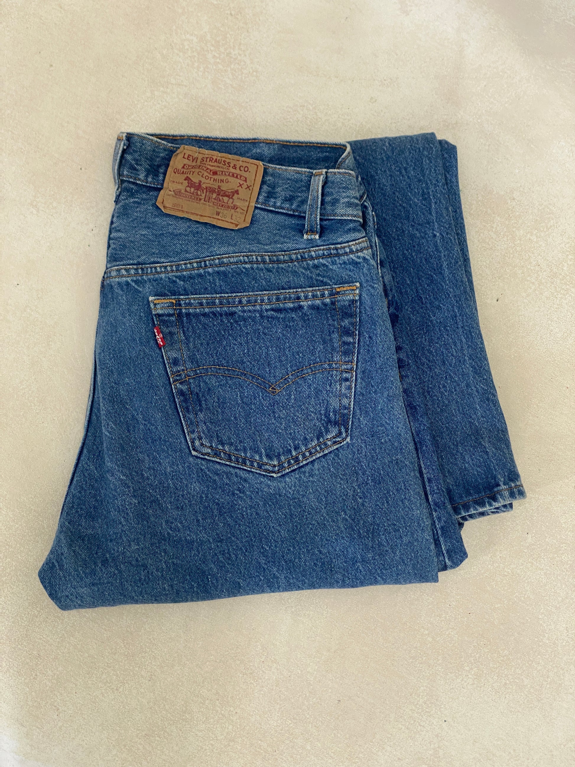 Measured Size 34X32 Levi's 501 Vintage Denim Jeans Made in USA in 1988 - USA Vintage Bcn