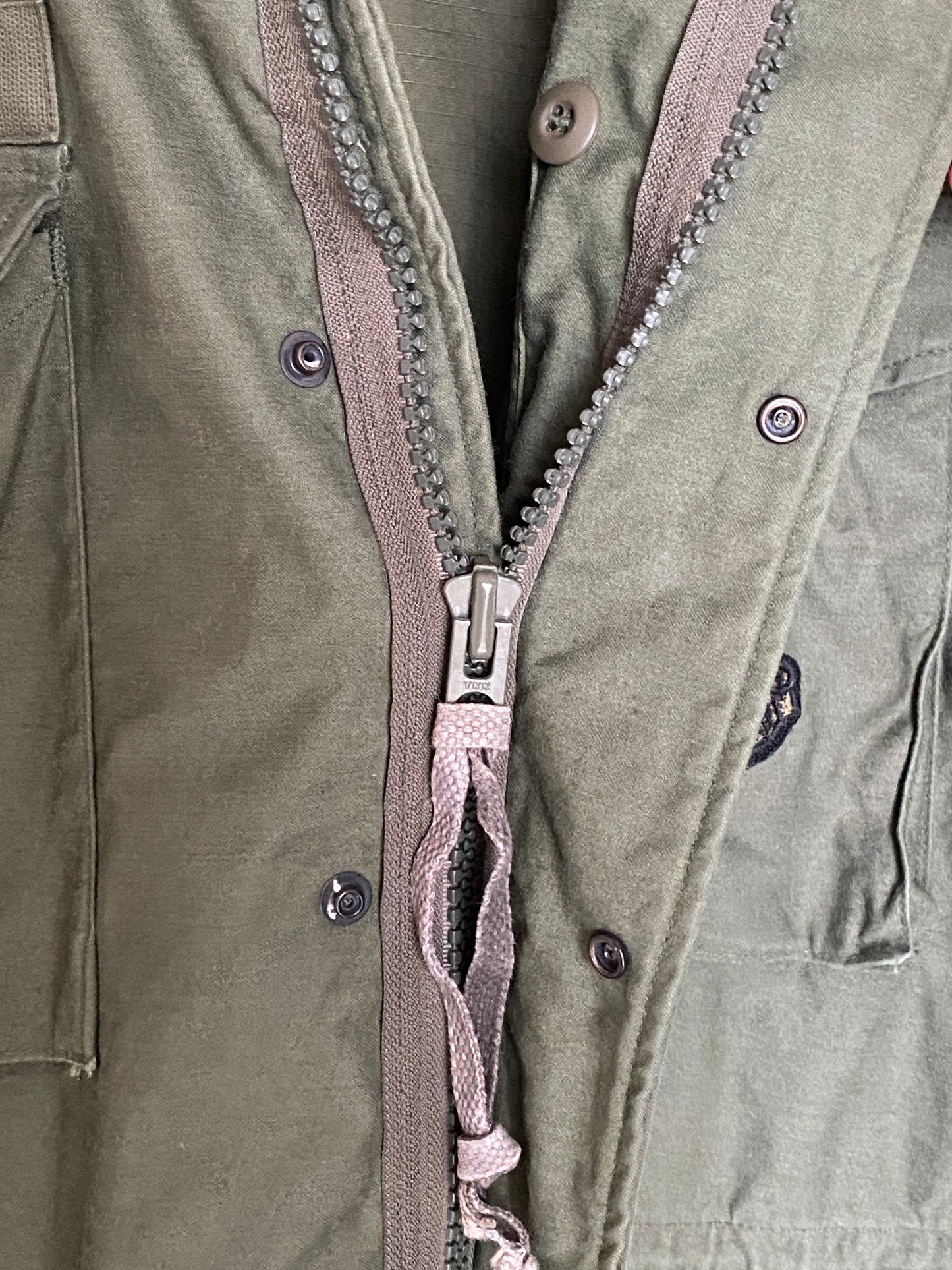 Authentic 1987 US Army M-65 field jacket, classic military vintage coat in size Medium Long