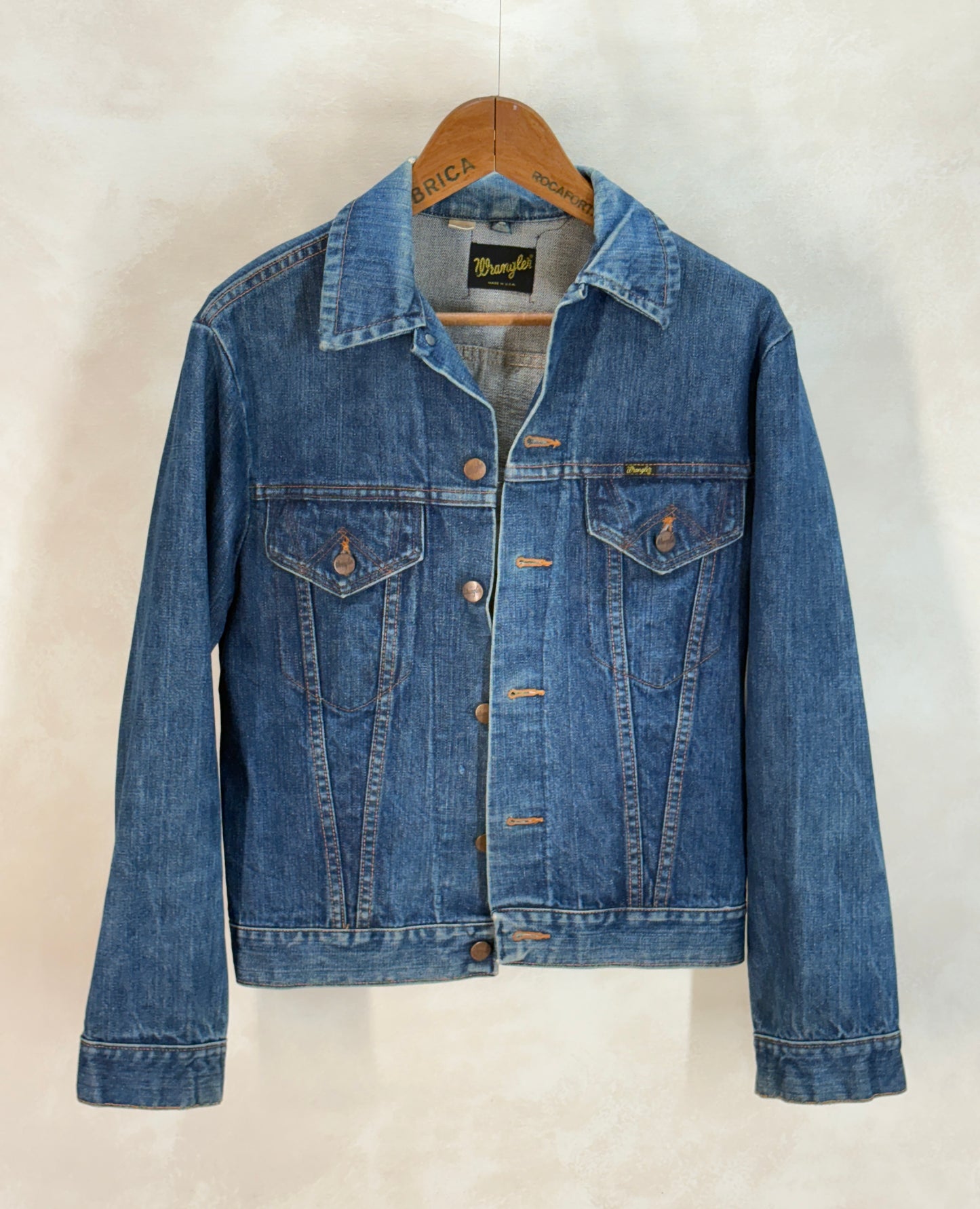 Size 38US / 48EU. Original 70s Wrangler denim jacket with painted back – Made in the USA - USA Vintage Bcn