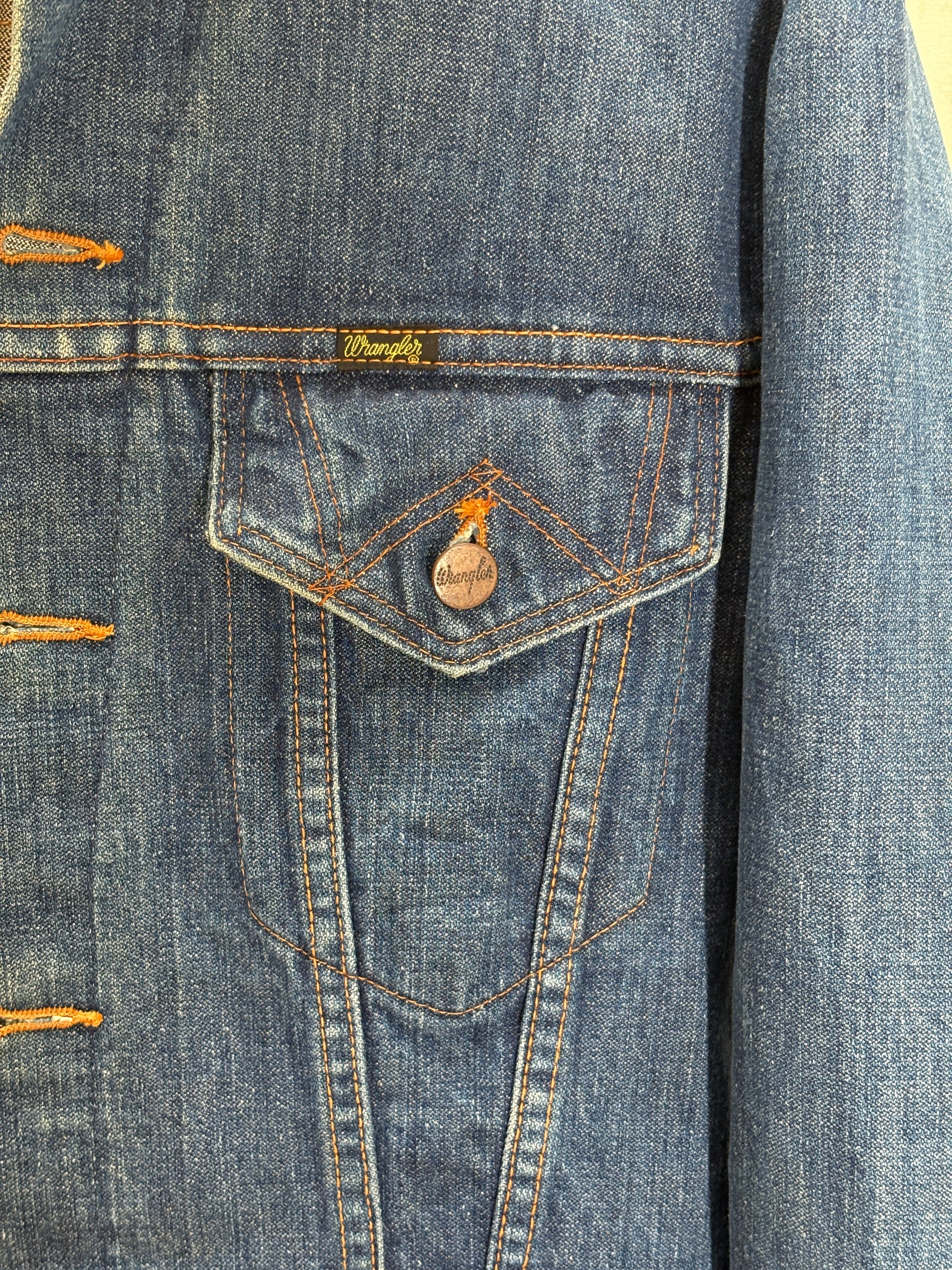 Size 38US / 48EU. Original 70s Wrangler denim jacket with painted back – Made in the USA - USA Vintage Bcn