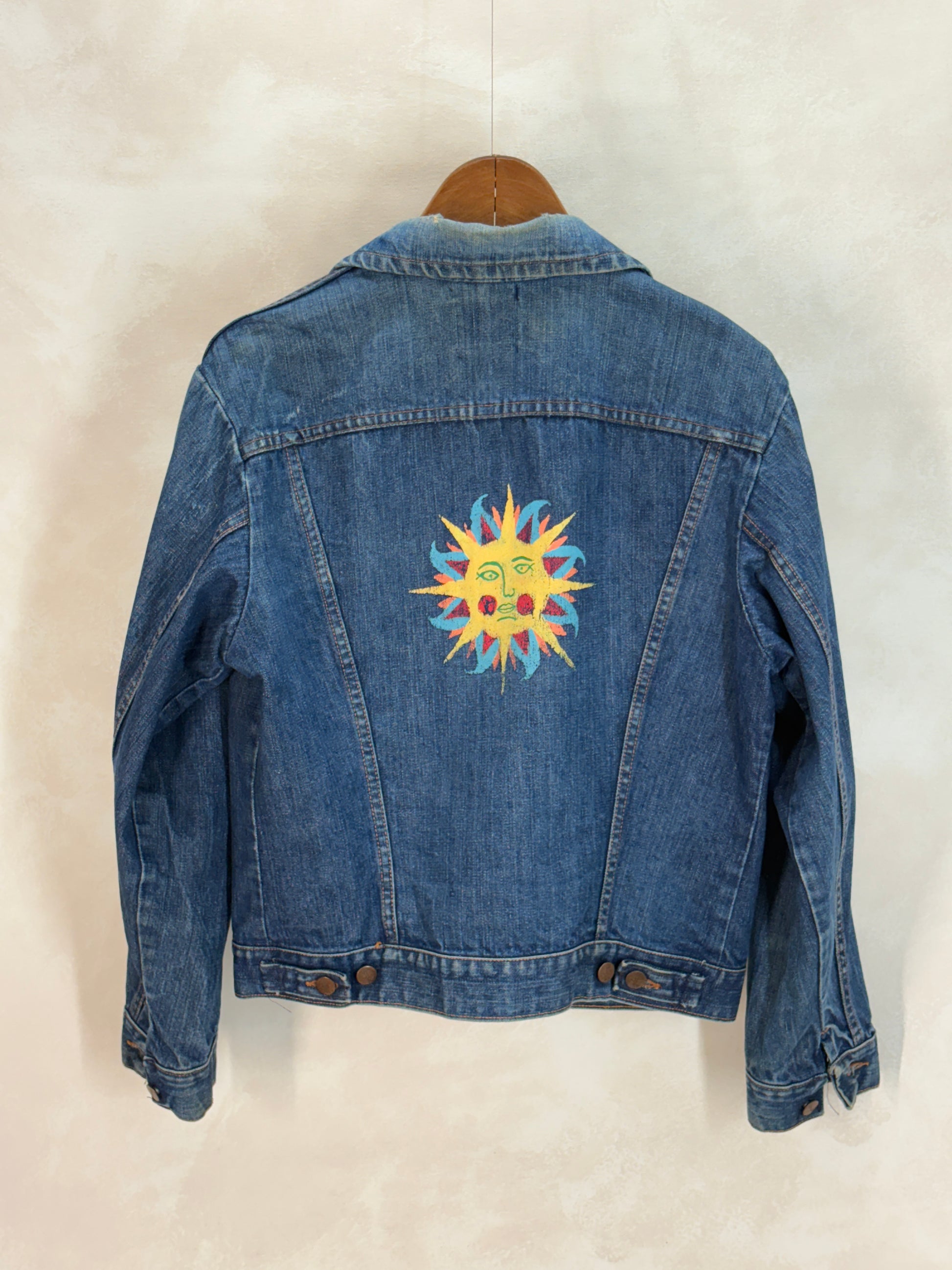 Size 38US / 48EU. Original 70s Wrangler denim jacket with painted back – Made in the USA - USA Vintage Bcn