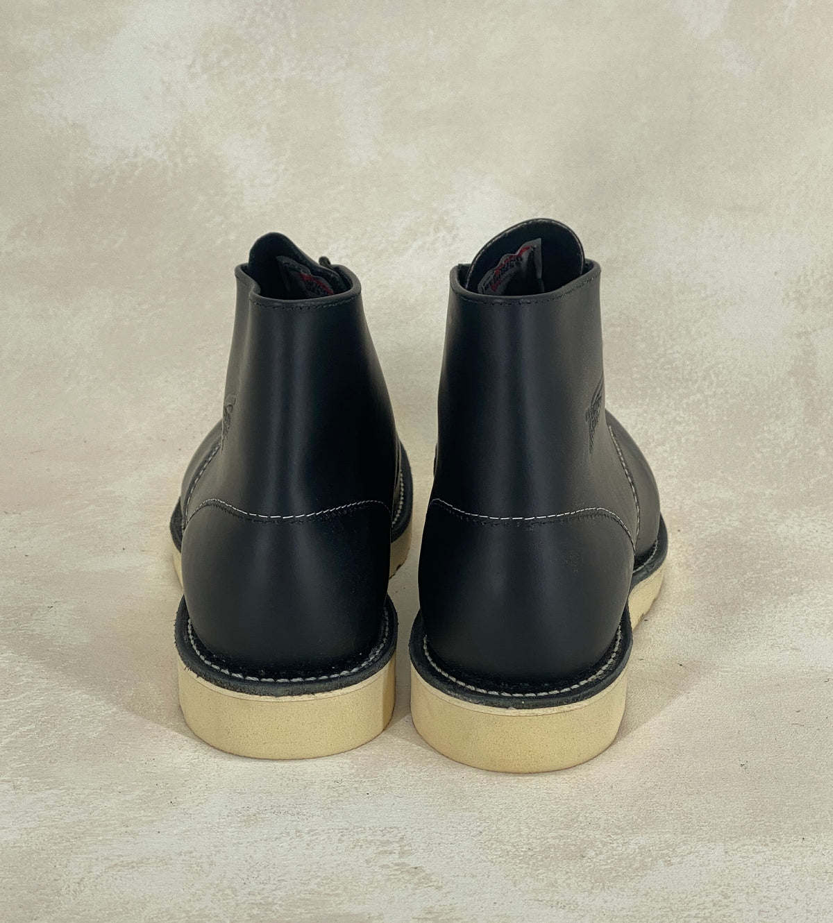 Red Wing Size 8 D (41 EU) 8165 is a classic 6-inch round-toe boot Black. Factory Second-AJ357 Studio