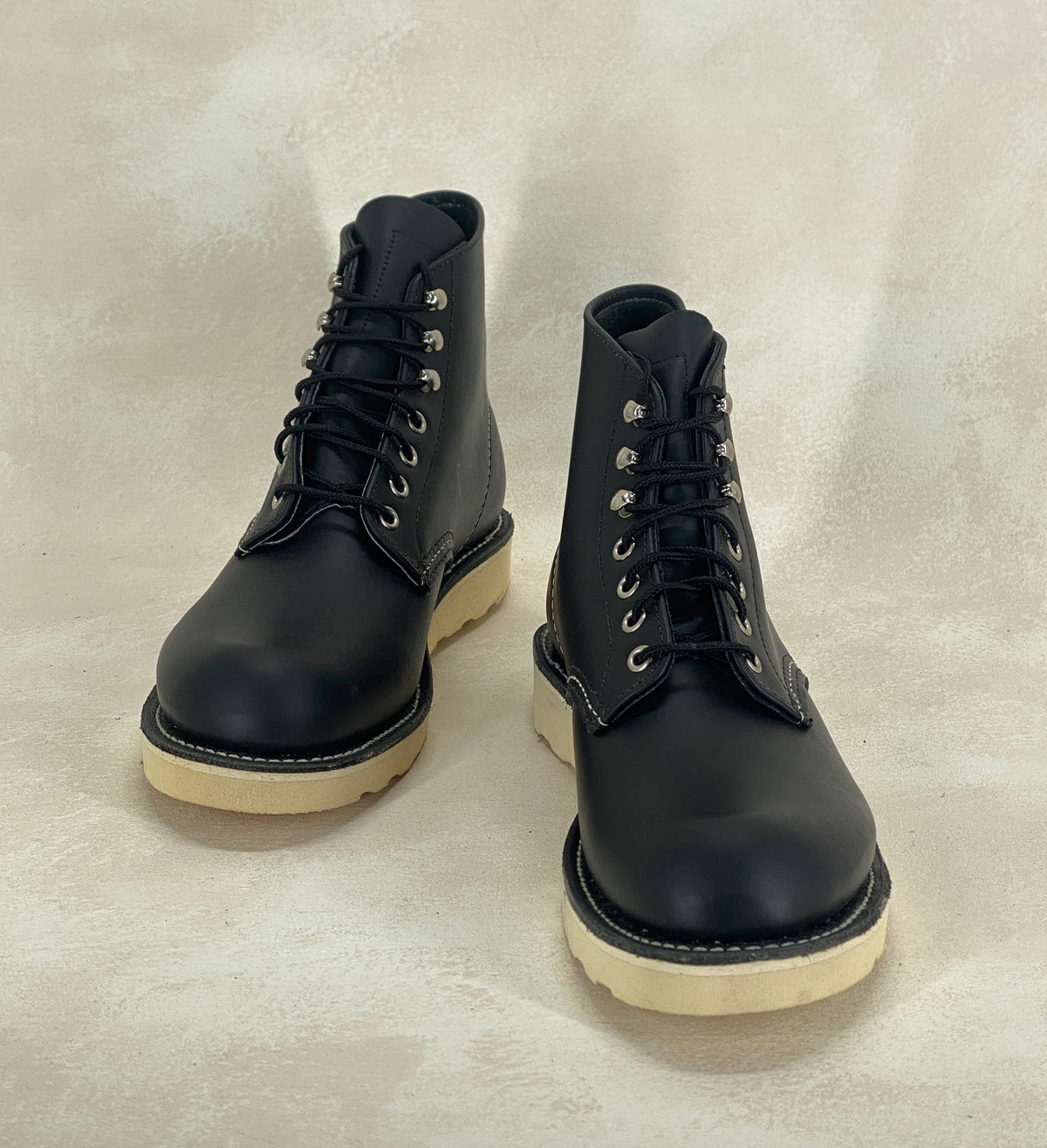 Red Wing Size 8 D (41 EU) 8165 is a classic 6-inch round-toe boot Black. Factory Second-AJ357 Studio