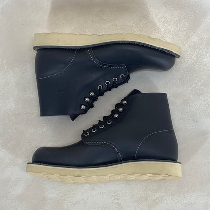 Red Wing Size 8 D (41 EU) 8165 is a classic 6-inch round-toe boot Black. Factory Second-AJ357 Studio