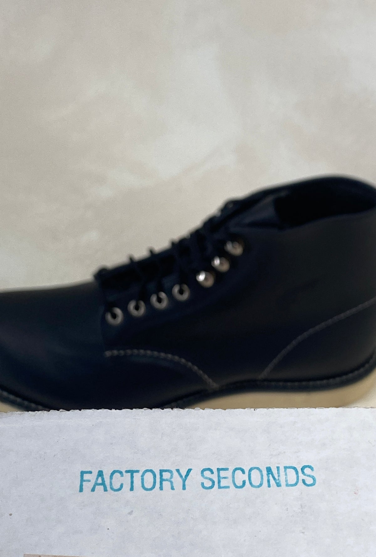 Red Wing Size 8 D (41 EU) 8165 is a classic 6-inch round-toe boot Black. Factory Second-AJ357 Studio