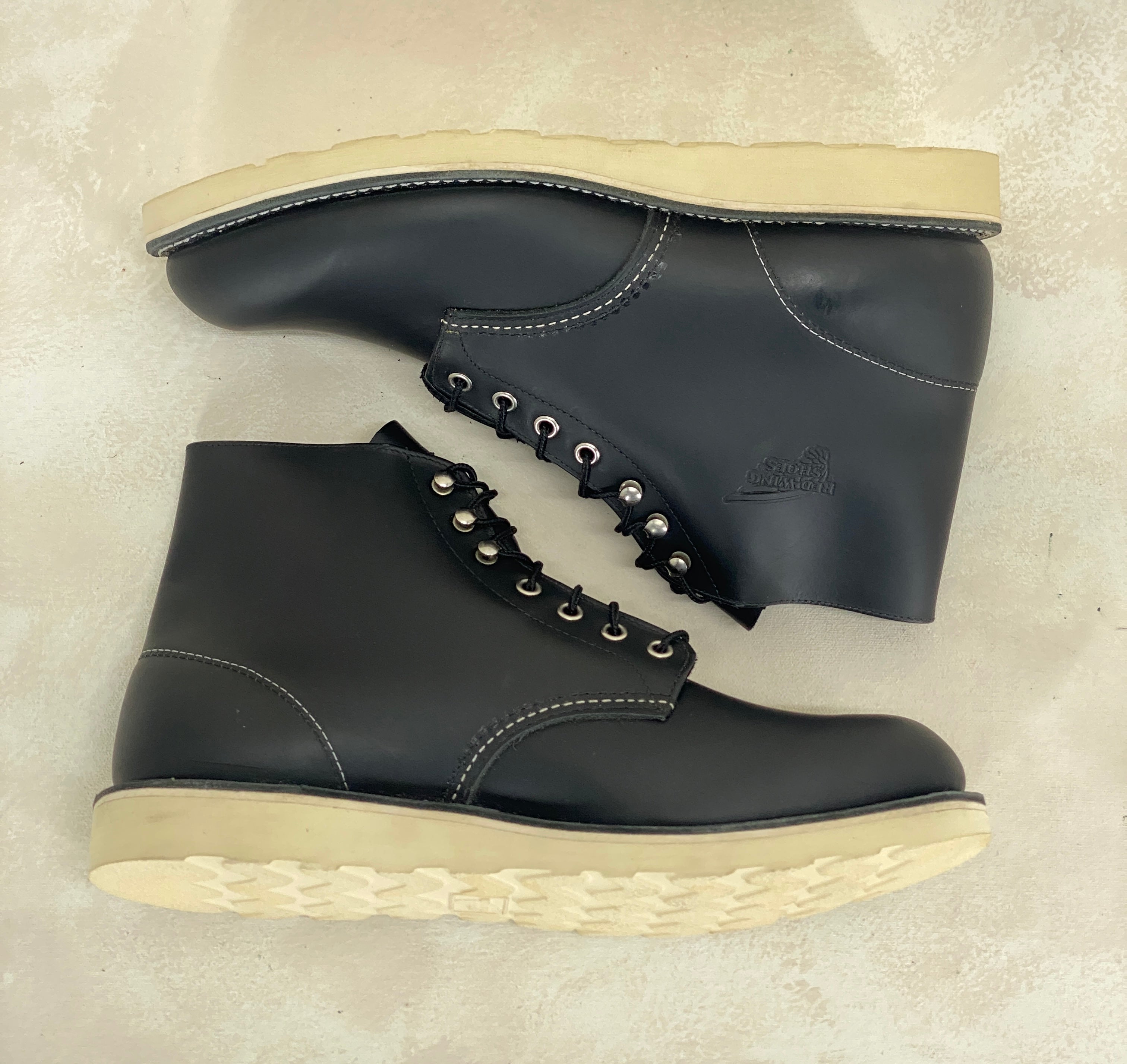 Red Wing Size 11.5 E (45 EU) 8165 is a classic 6-inch round-toe